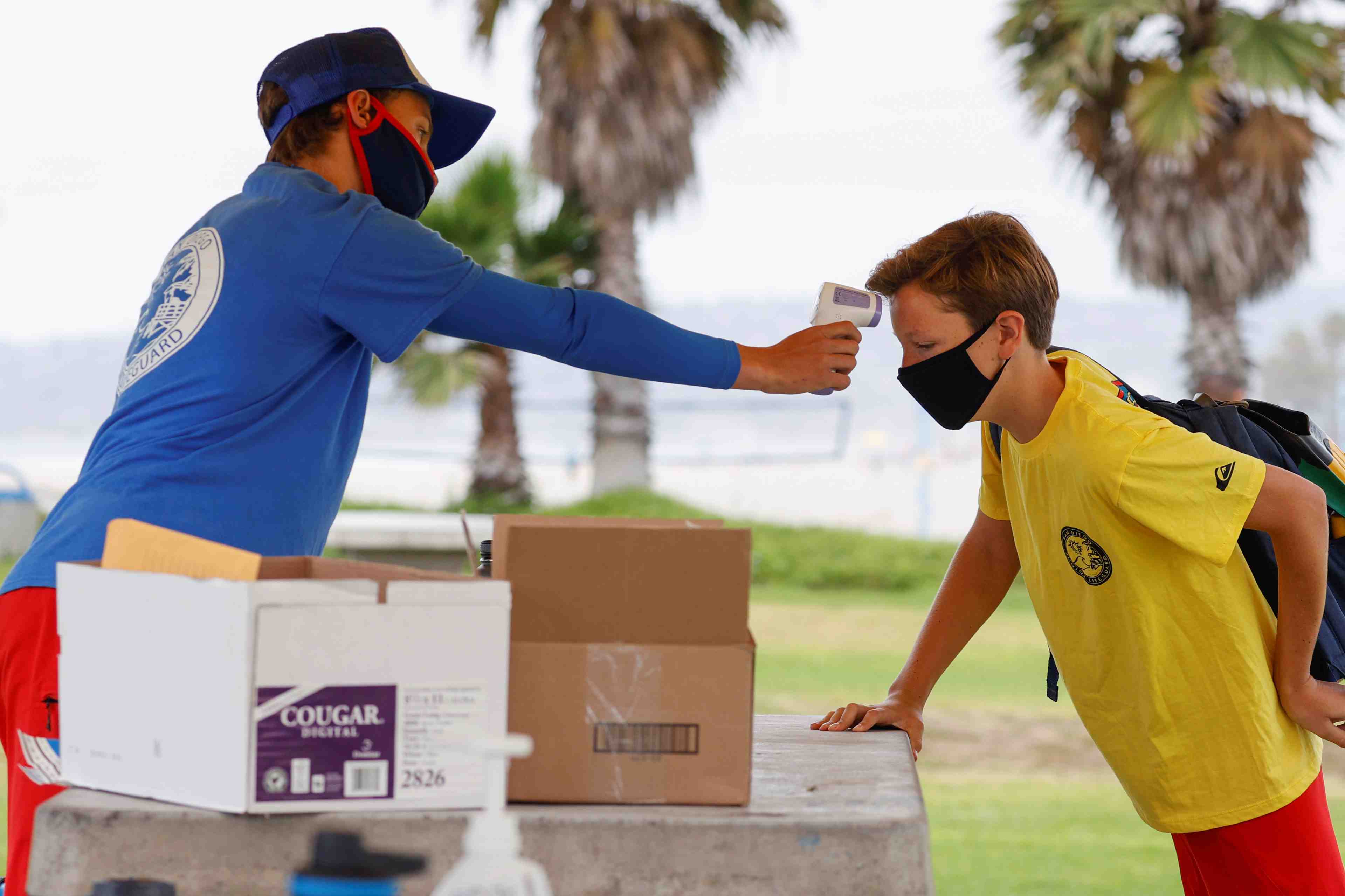 La californie rend le port du masque obligatoire hors de son domicile