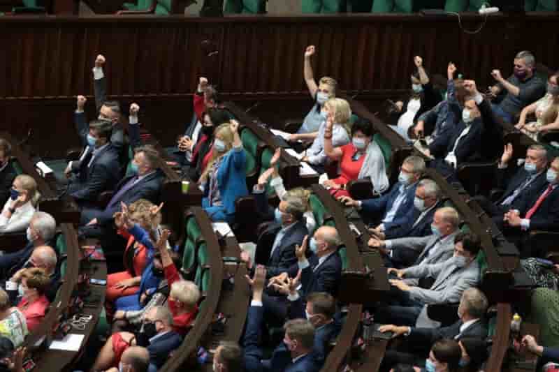 Pologne: les deputes adoptent un texte sur le controle des medias