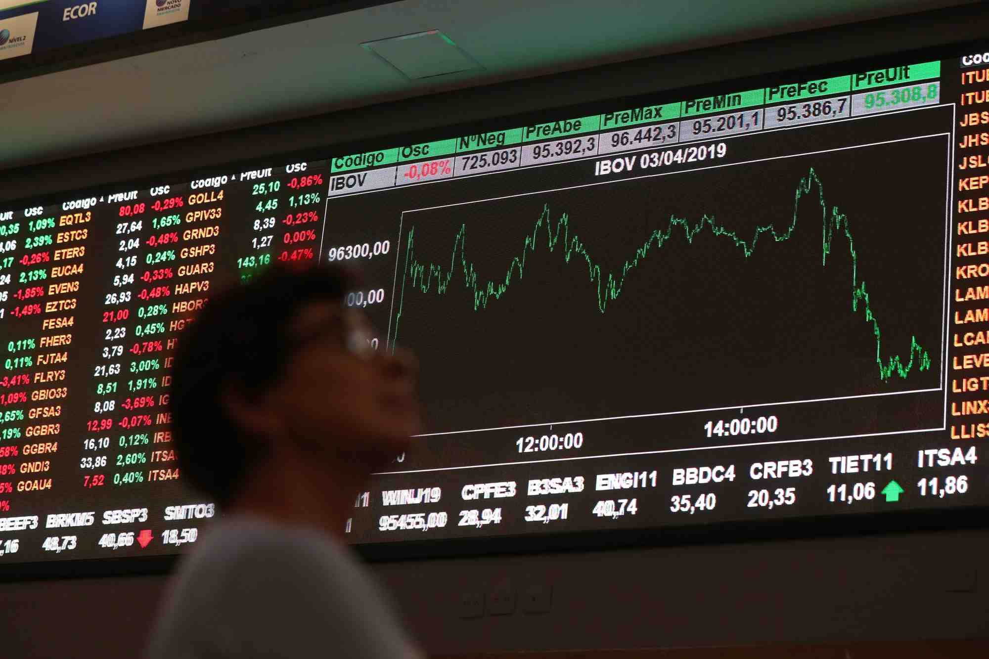 Une femme a la bourse bresilienne b3, a sao paulo