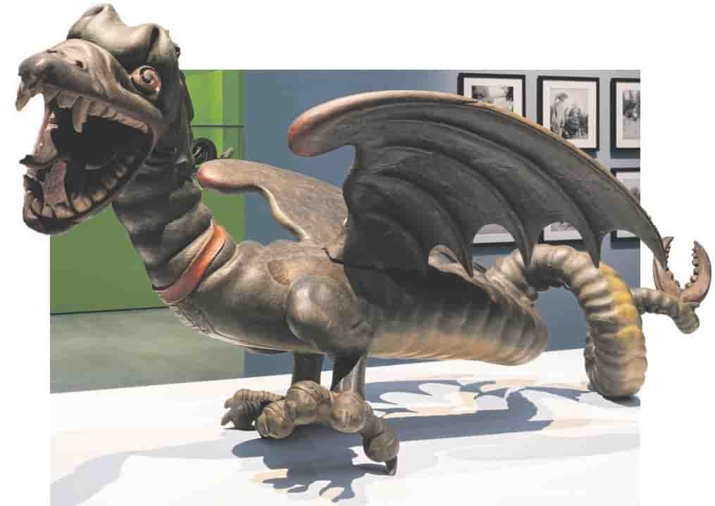 La « Grand’Goule » (1677), de l’ébéniste poitevin Jean Gargot, est une effigie en bois du dragon légendaire de la ville de Poitiers.