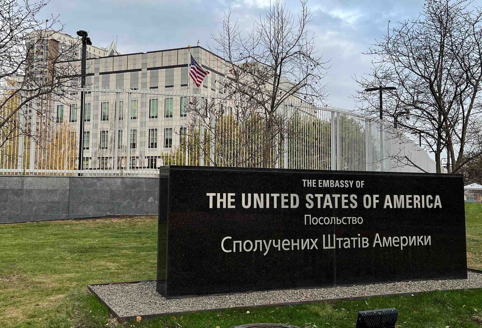 Une vue montre l'ambassade des etats-unis a kyiv
