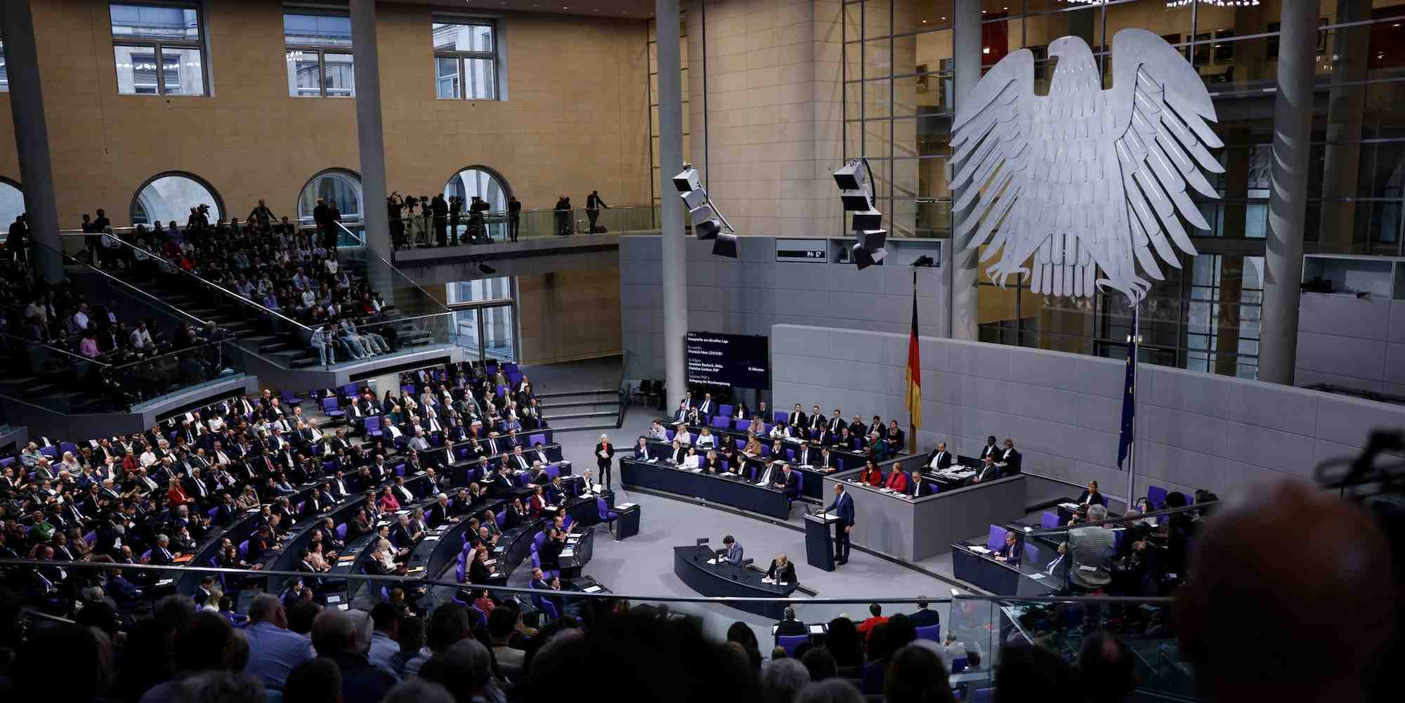 Les députés du Bundestag ont examiné en première lecture le projet de réforme constitutionnelle qui autorisera un endettement au-delà des limites actuelles de la Loi Fondamentale.