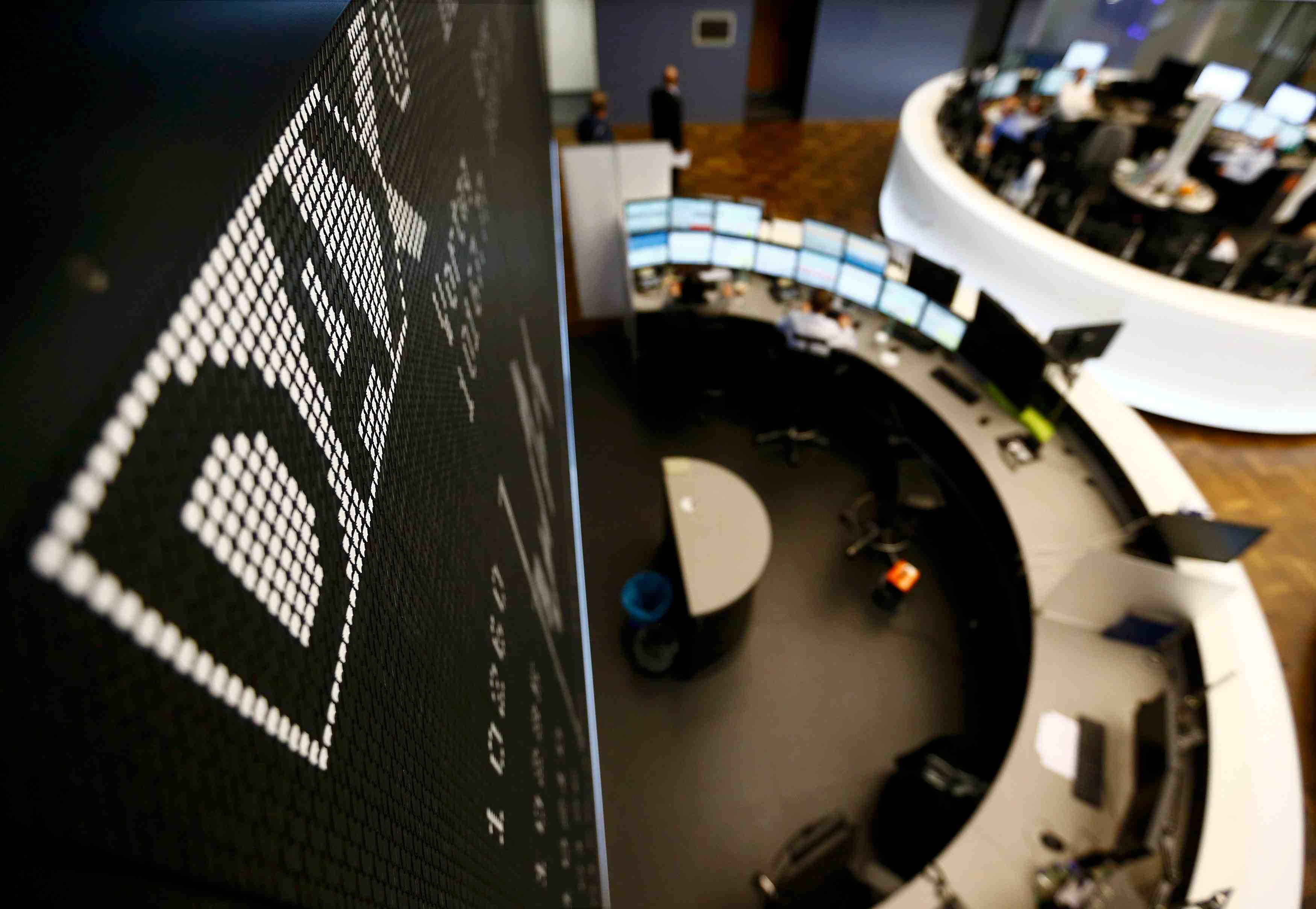 Les marches europeens se sont retournes, en recul a mi-seance