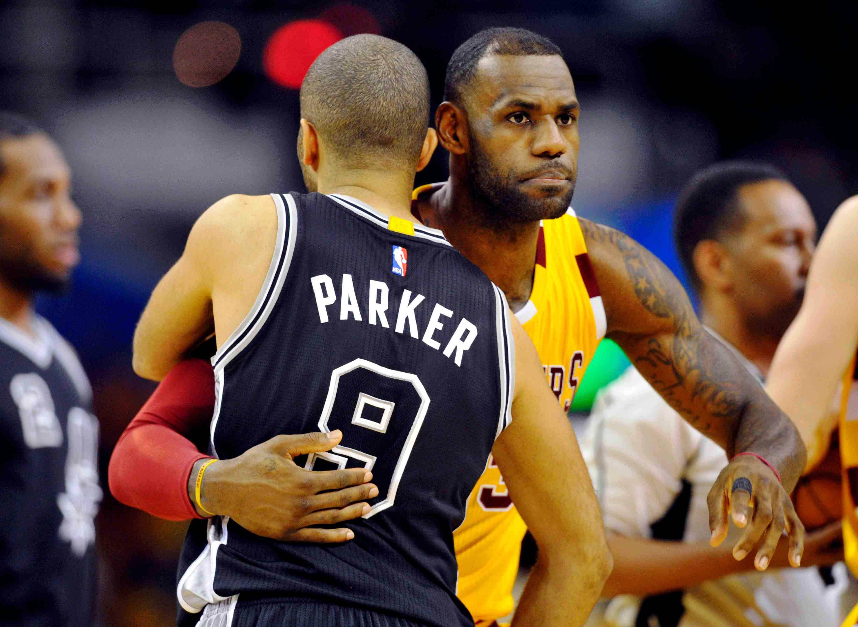 Cleveland surpasse san antonio, golden state se fait peur contre phiadelphie