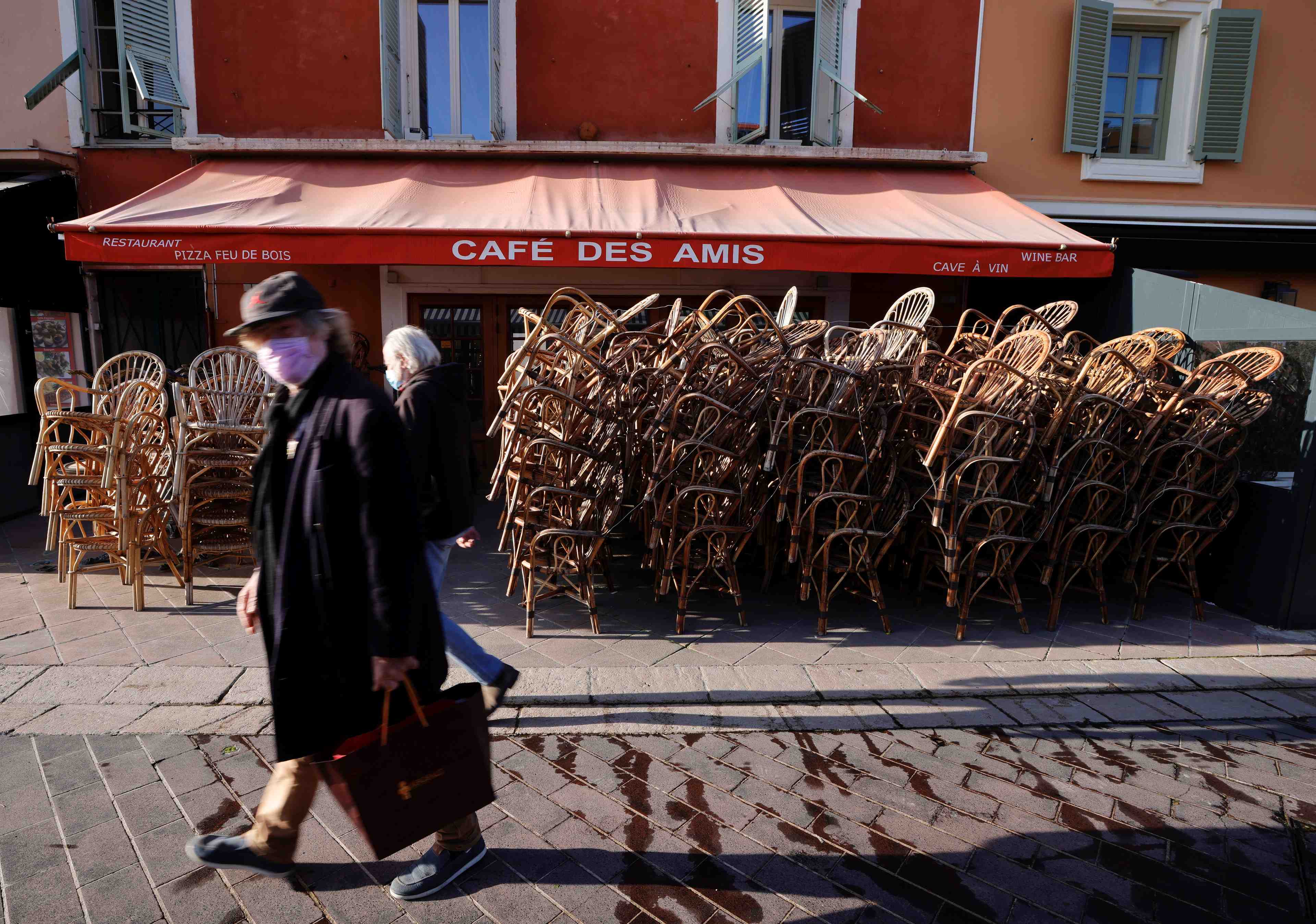 Coronavirus/france: le patronat craint l'impact des nouvelles restrictions, espoir pour mi-mai