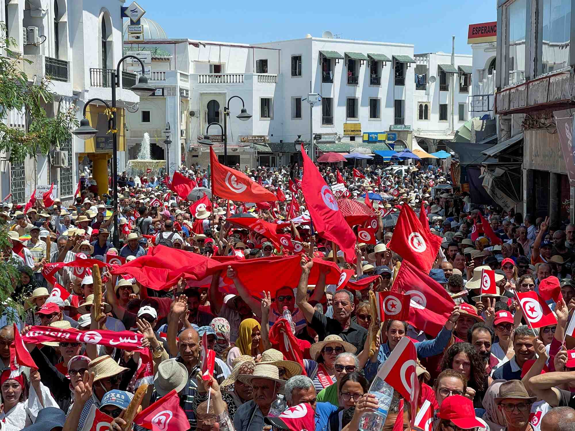 Manifestation contre le projet de referendum constitutionnel en tunisie