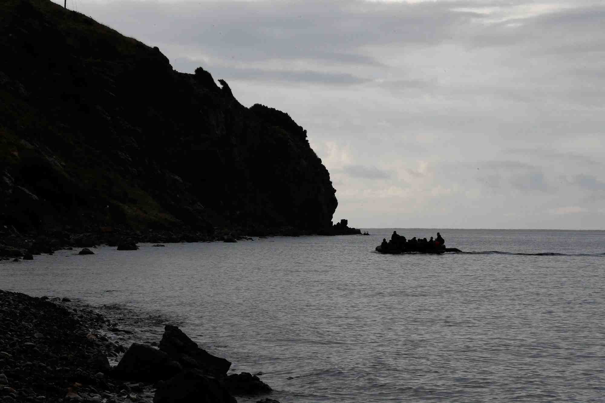 Des migrants arrivent sur l'ile de lesbos sur un canot pneumatique