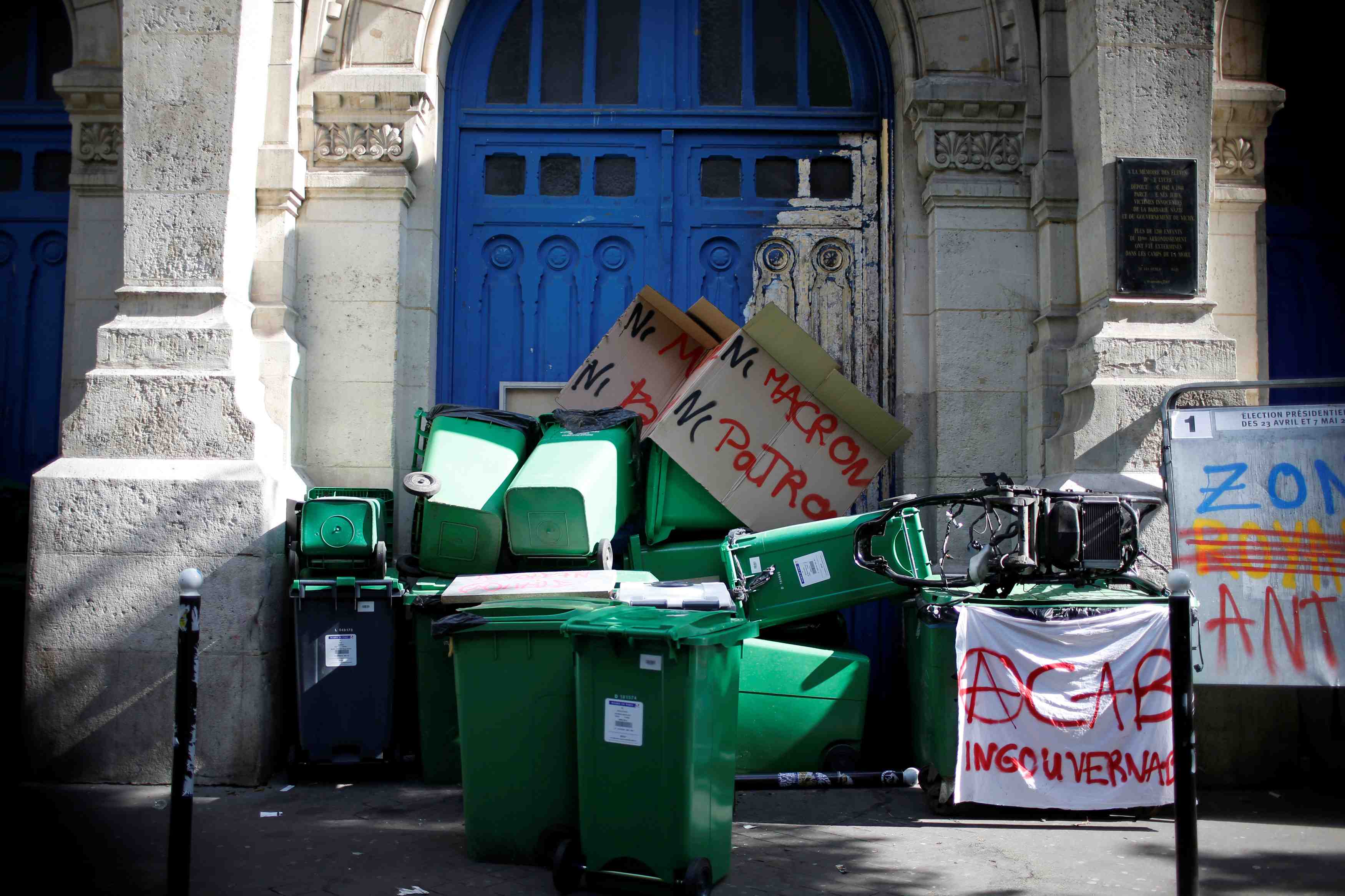Des lycees parisiens bloques