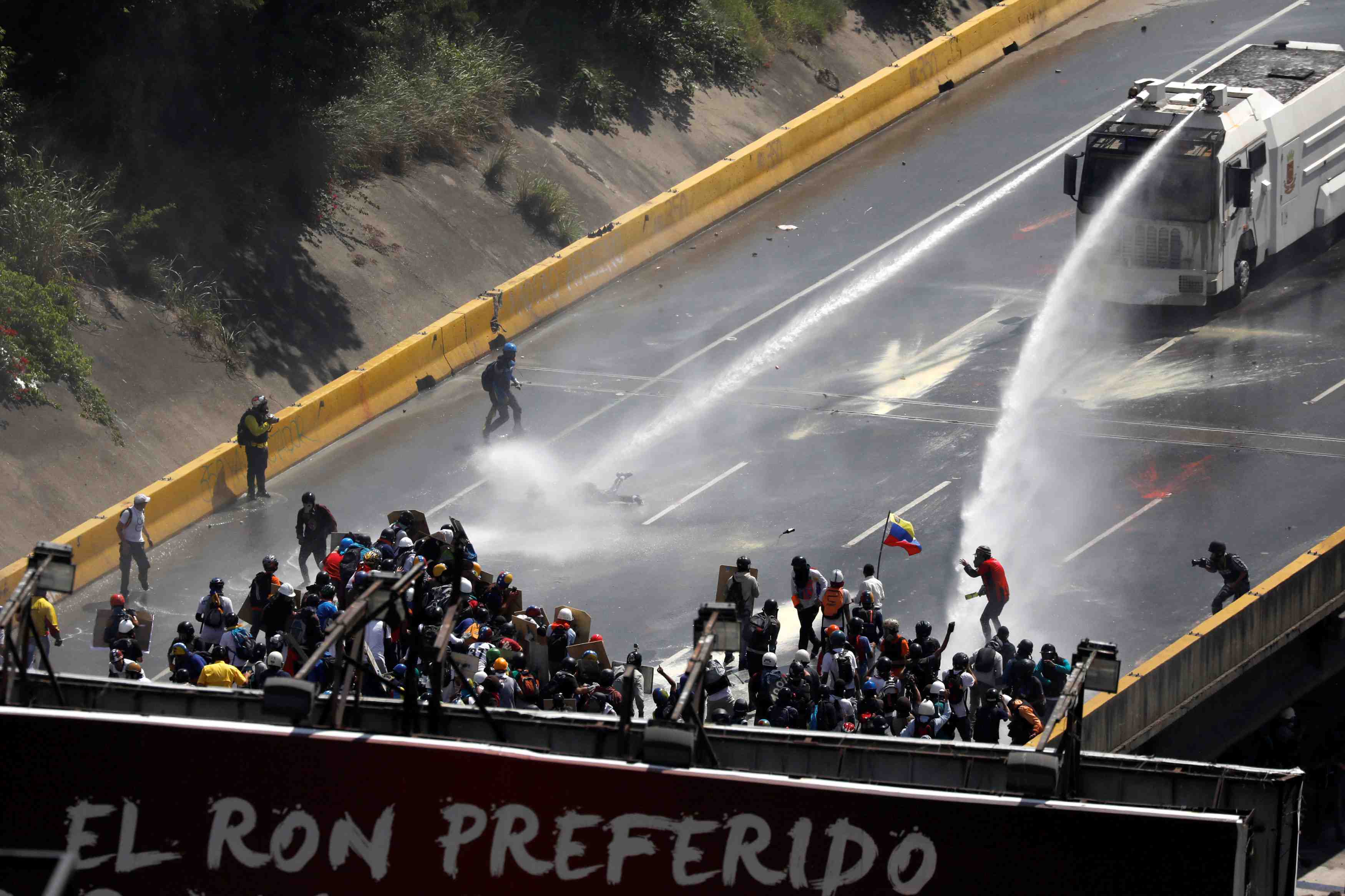 Deux figures de l'opposition blessees dans des manifestations au venezuela