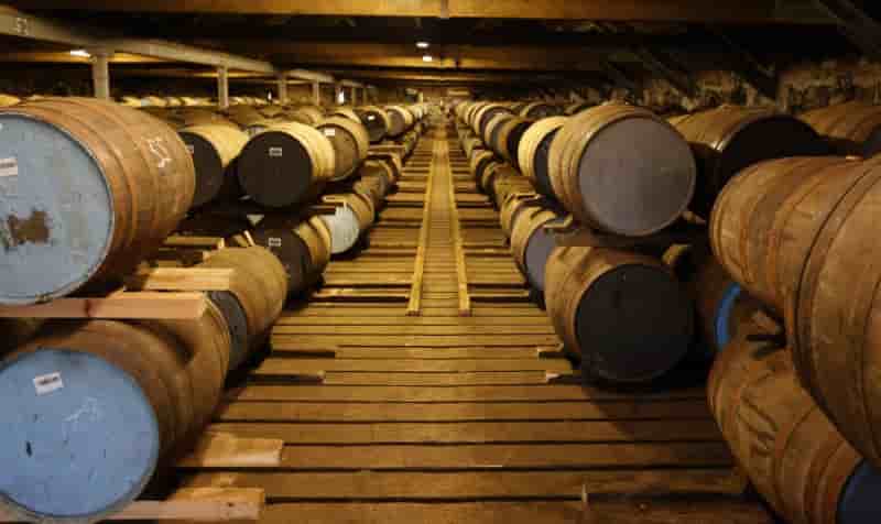 Diageo va racheter pour 2 milliards de livres d'actions, apres des ventes solides