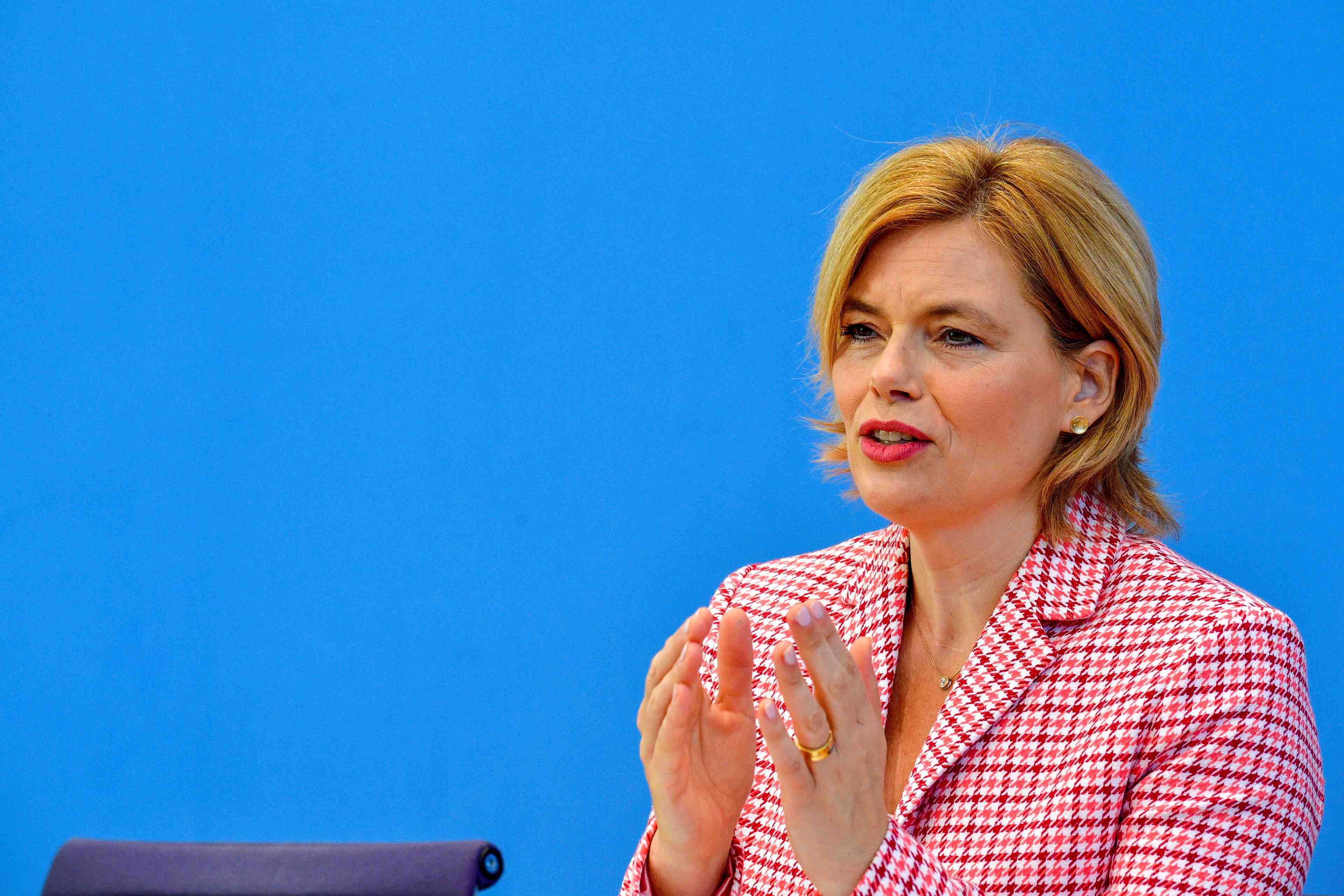 L'allemagne va lever les restrictions imposees aux saisonniers