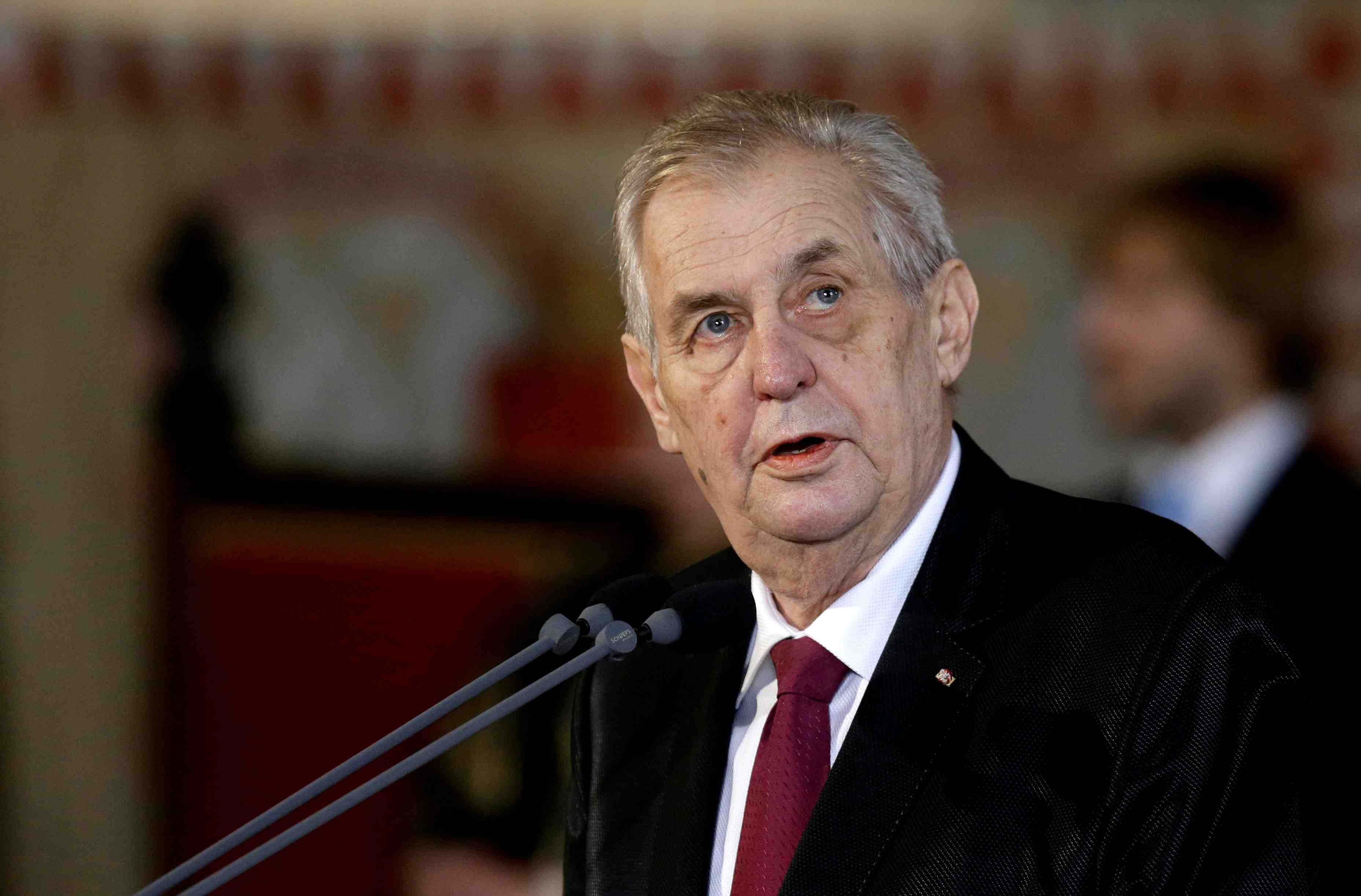 Republique tcheque: zeman trop malade pour rester pleinement president, dit le president du senat