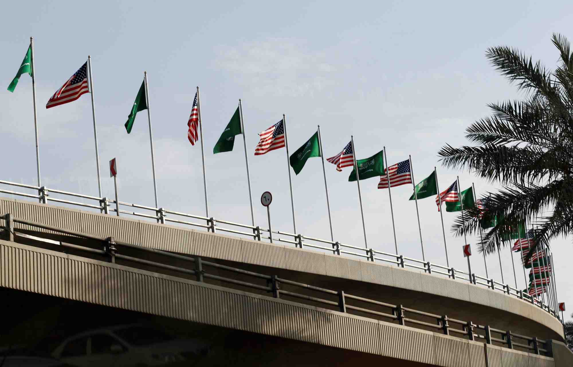 Les etats-unis et l'arabie saoudite signent 18 accords strategiques, selon les medias officiels