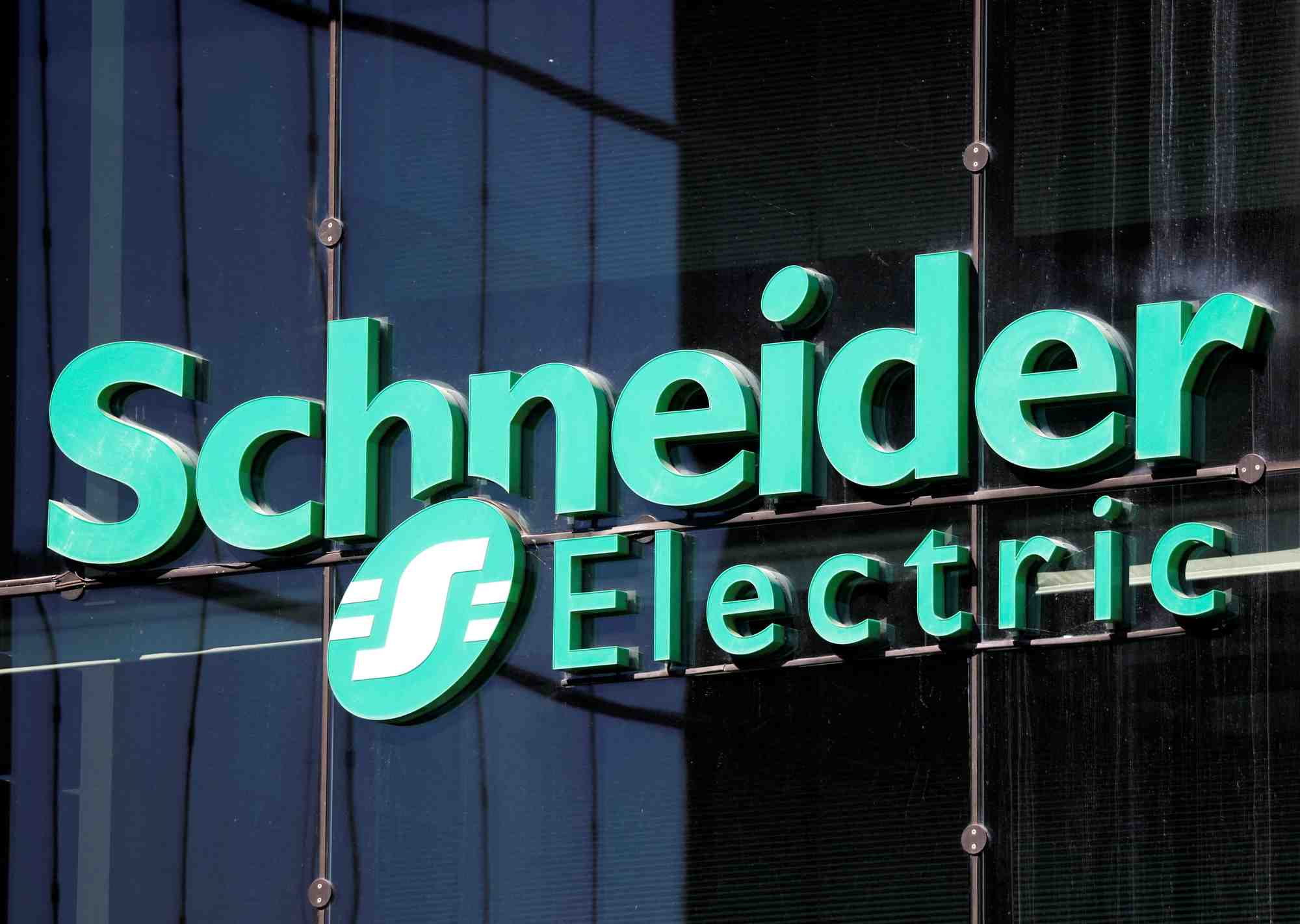 Le logo de scheider electric est photographie au siege de la societe a rueil-malmaison