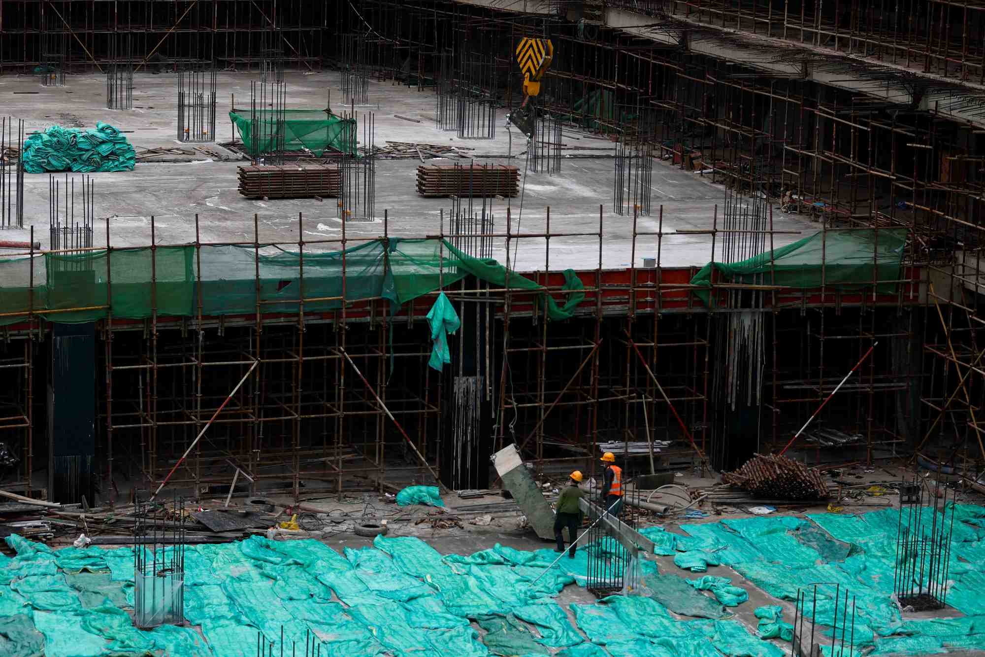 Des ouvriers travaillent sur un chantier de construction a pekin
