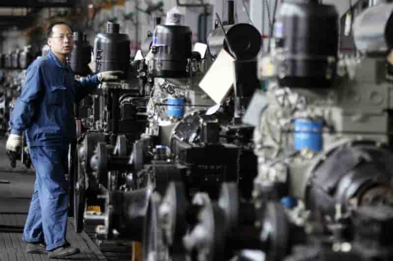 Un ouvrier observe la chaine de montage de l'usine de tracteurs du groupe china yituo a luoyang