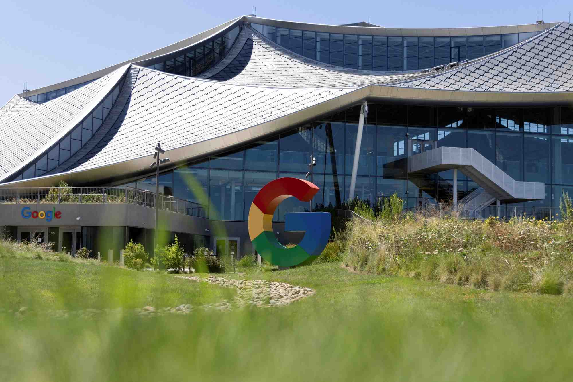 Le logo de google est visible a l'exterieur des installations de google bay view lors de l'evenement made by google