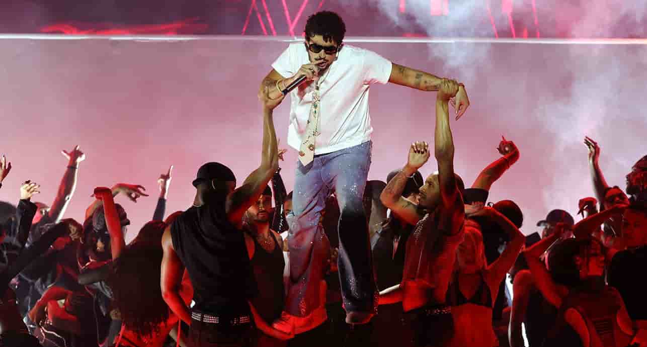 Bad Bunny se produit sur scène lors des 2025 iHeartRadio Music Awards au Dolby Theatre, à Los Angeles, en Californie, le 17 mars 2025.