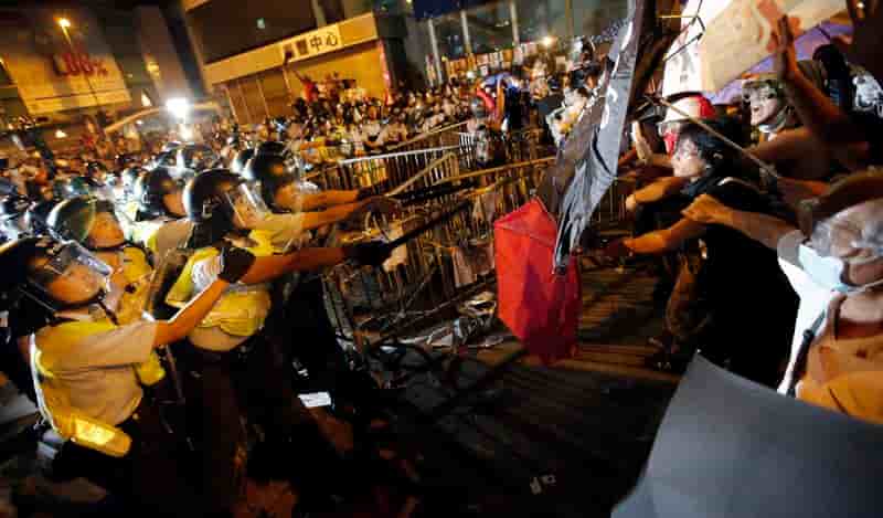 Heurts violents dans le quartier de Mong Kok à Hong Kong