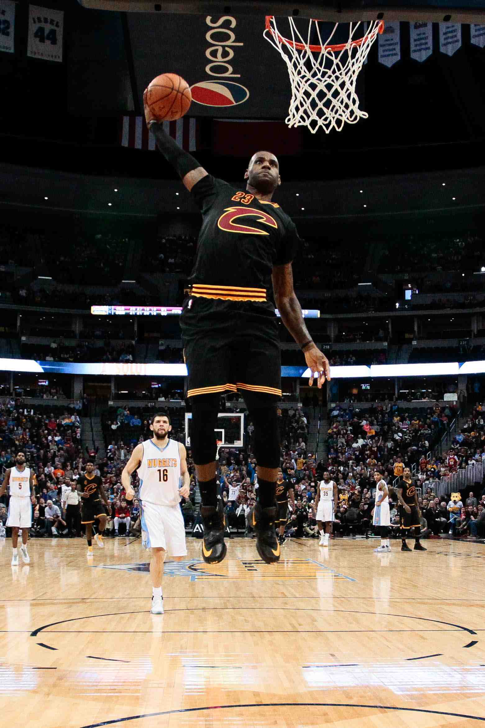 Lebron james porte les cavaliers, atlanta et oklahoma font le spectacle