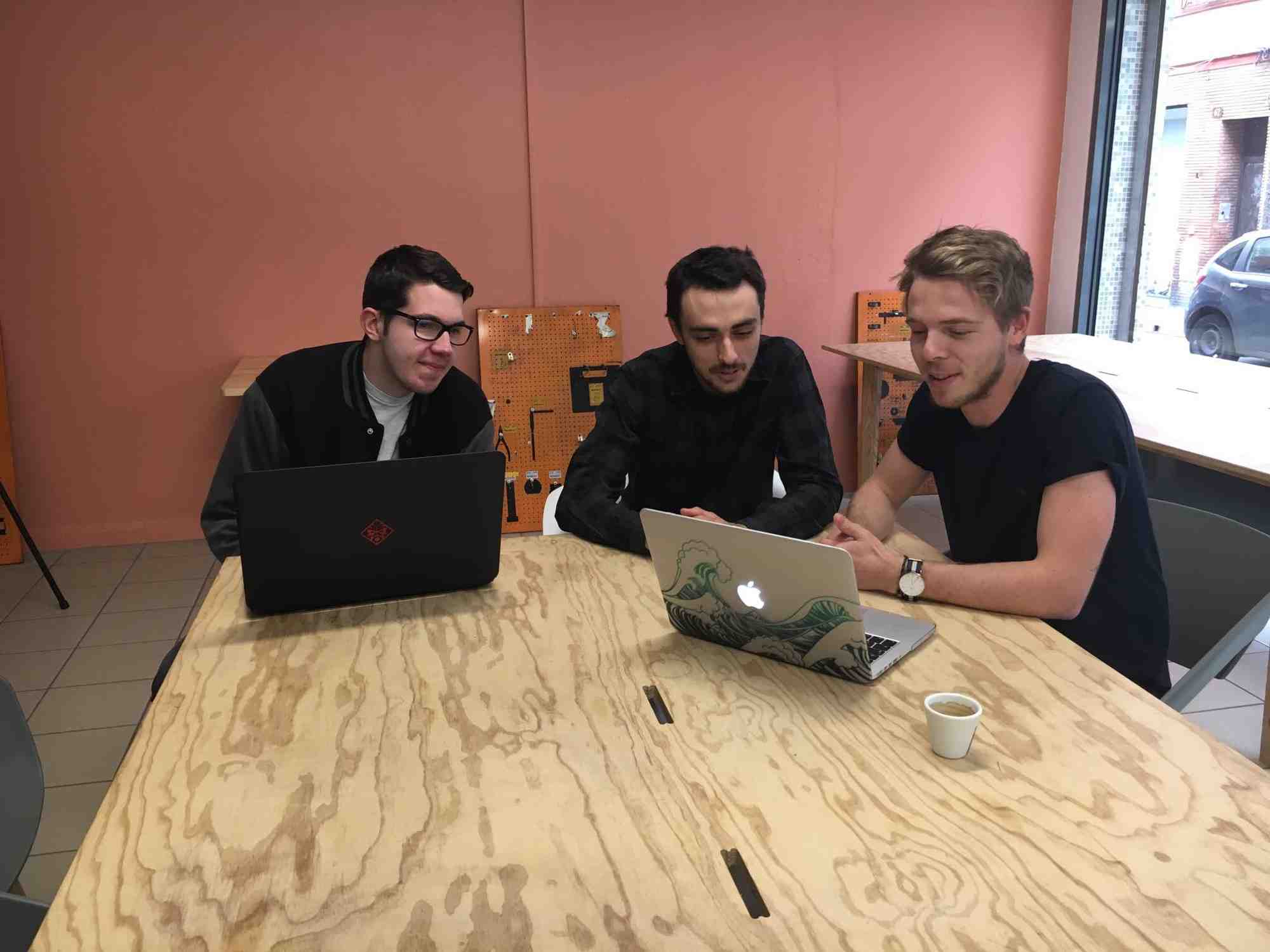 Thibault Descombes (à droite), en compagnie de l'autre cofondateur Florian Garibal (au centre), mettent en pause Flybot et lancent le projet Bettr.
