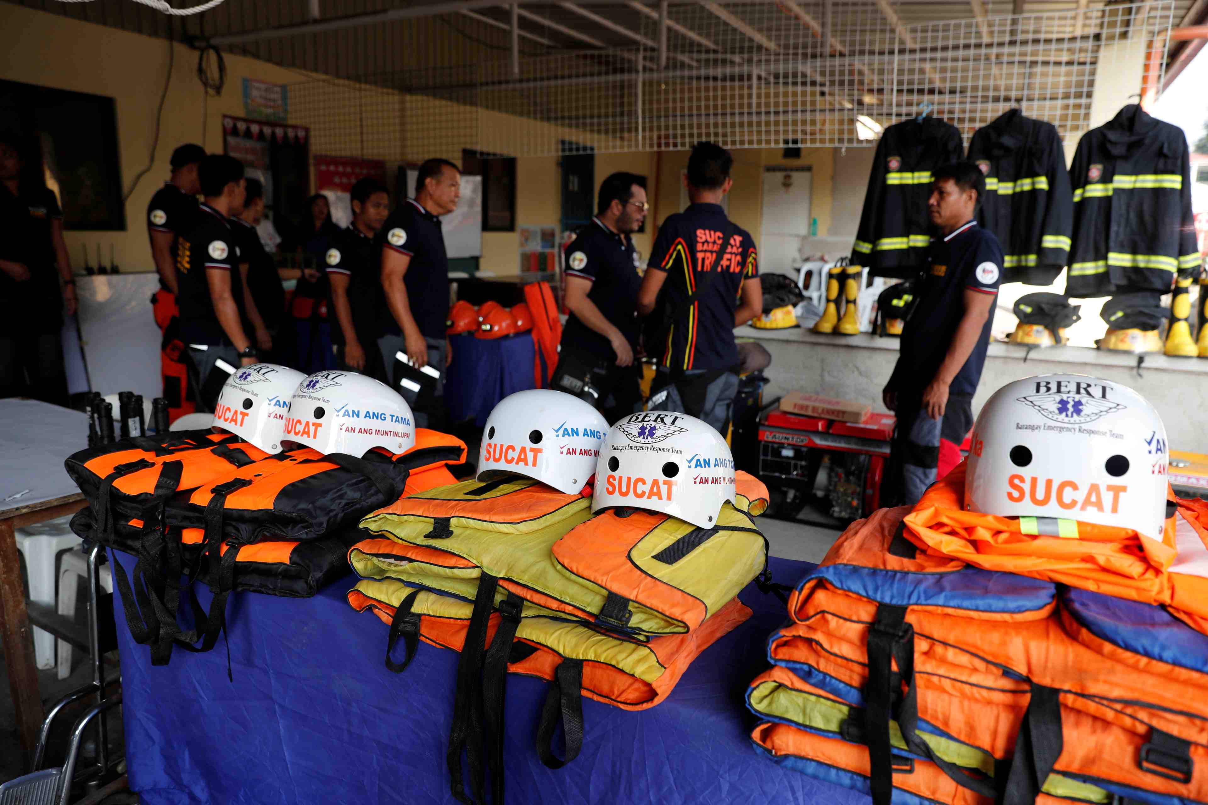 Le nord des philippines balaye par le typhon mangkhut