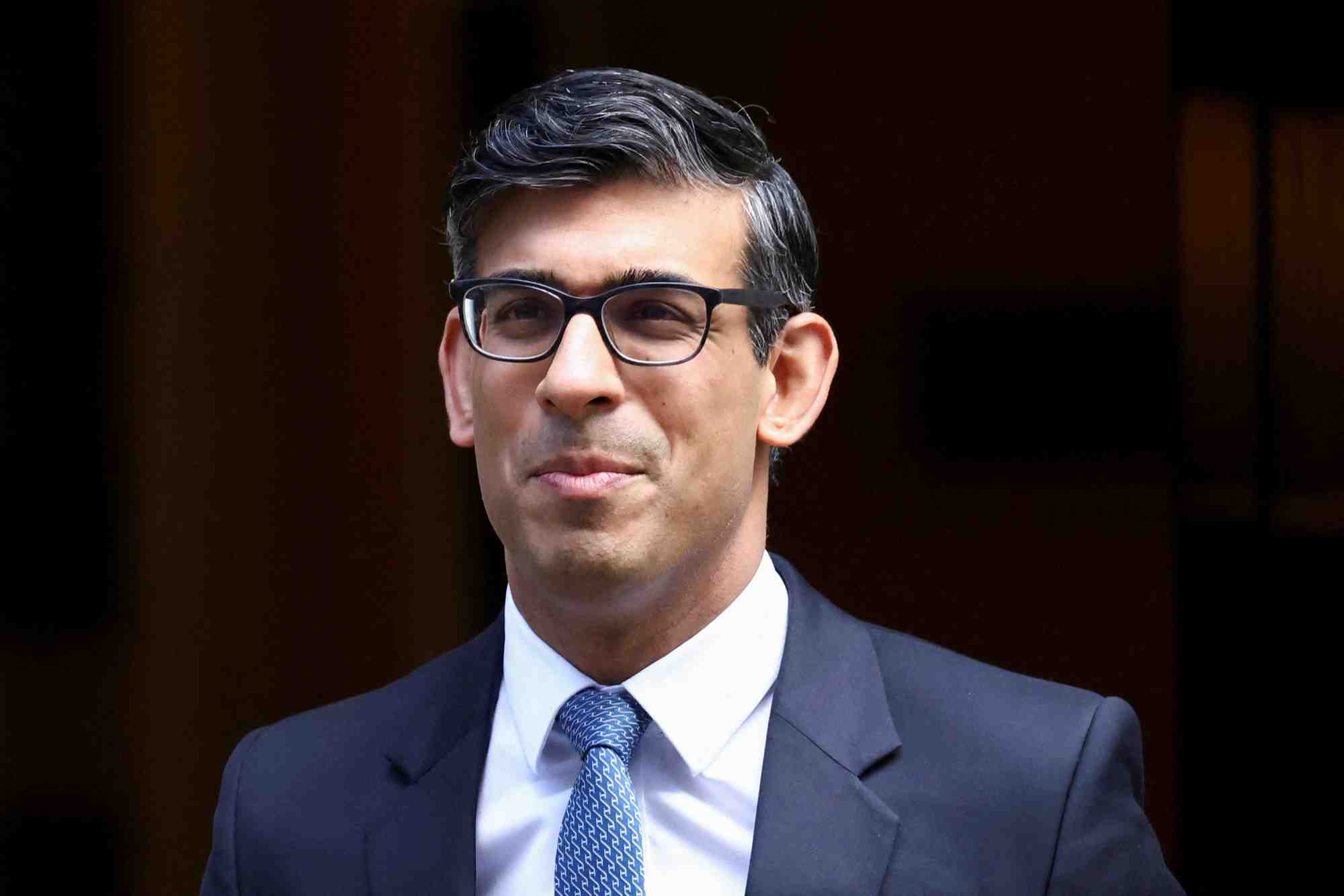 Le premier ministre britannique rishi sunak marche sur downing street a londres