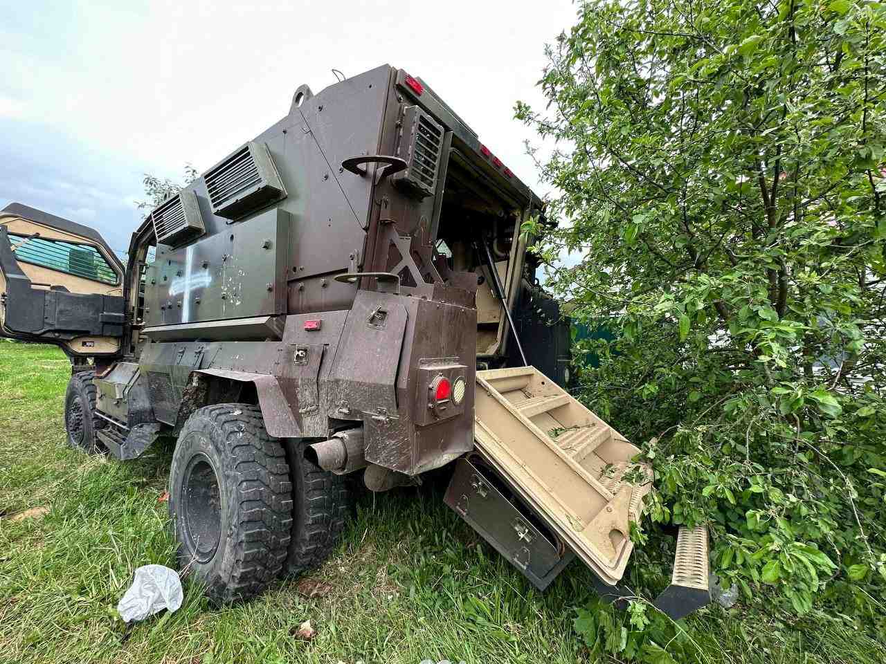 Un vehicule blinde abandonne, apres la levee des mesures antiterroristes introduites en raison d'une incursion dans la region de belgorod