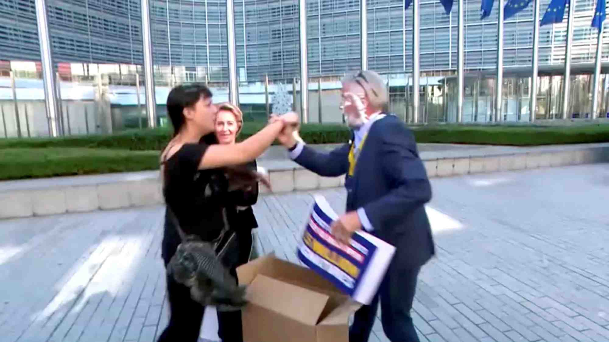 Photo du dg de ryanair michael o'leary en train d'etre entarte