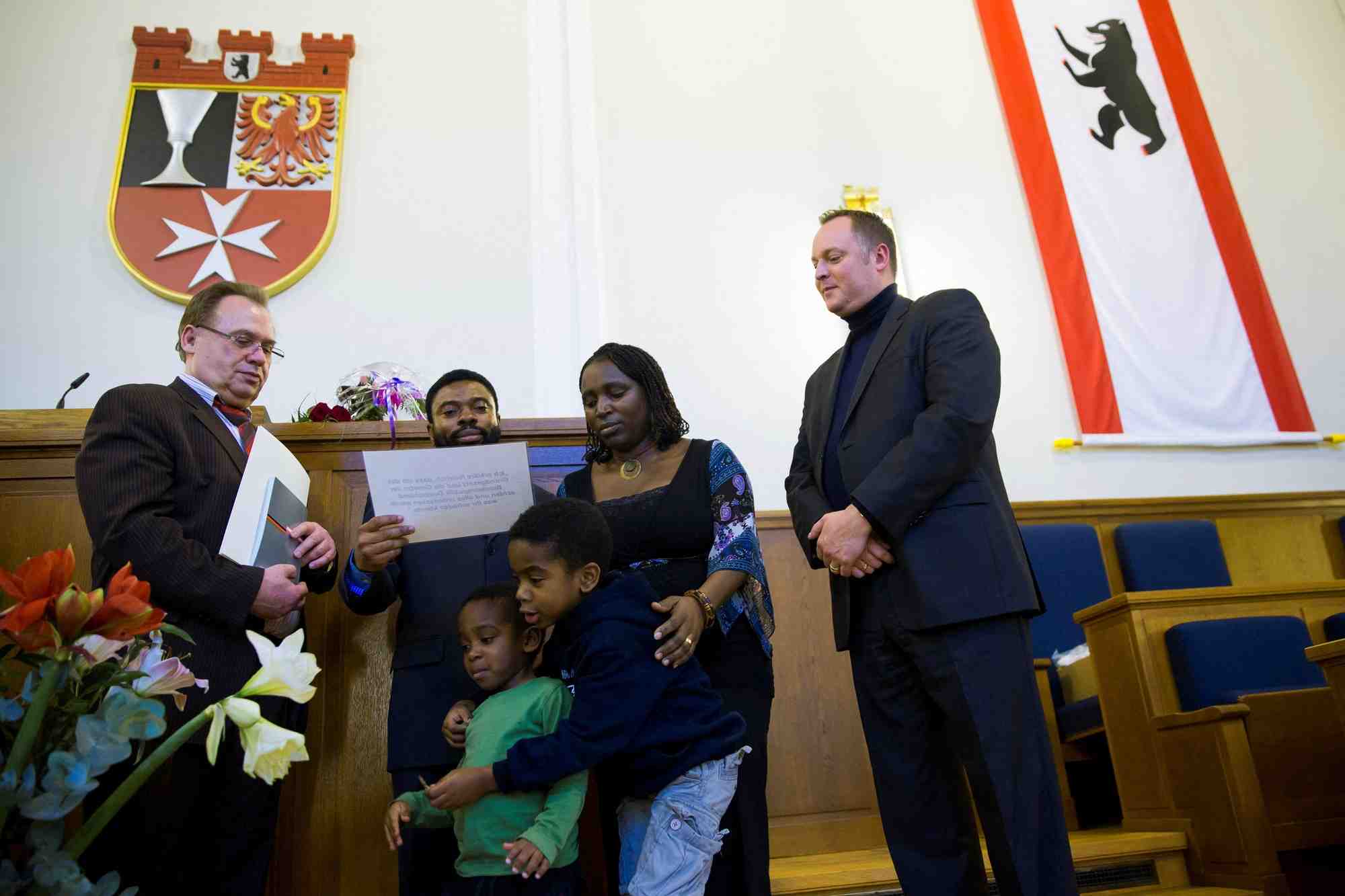 Une famille africaine assiste a la ceremonie de naturalisation a berlin