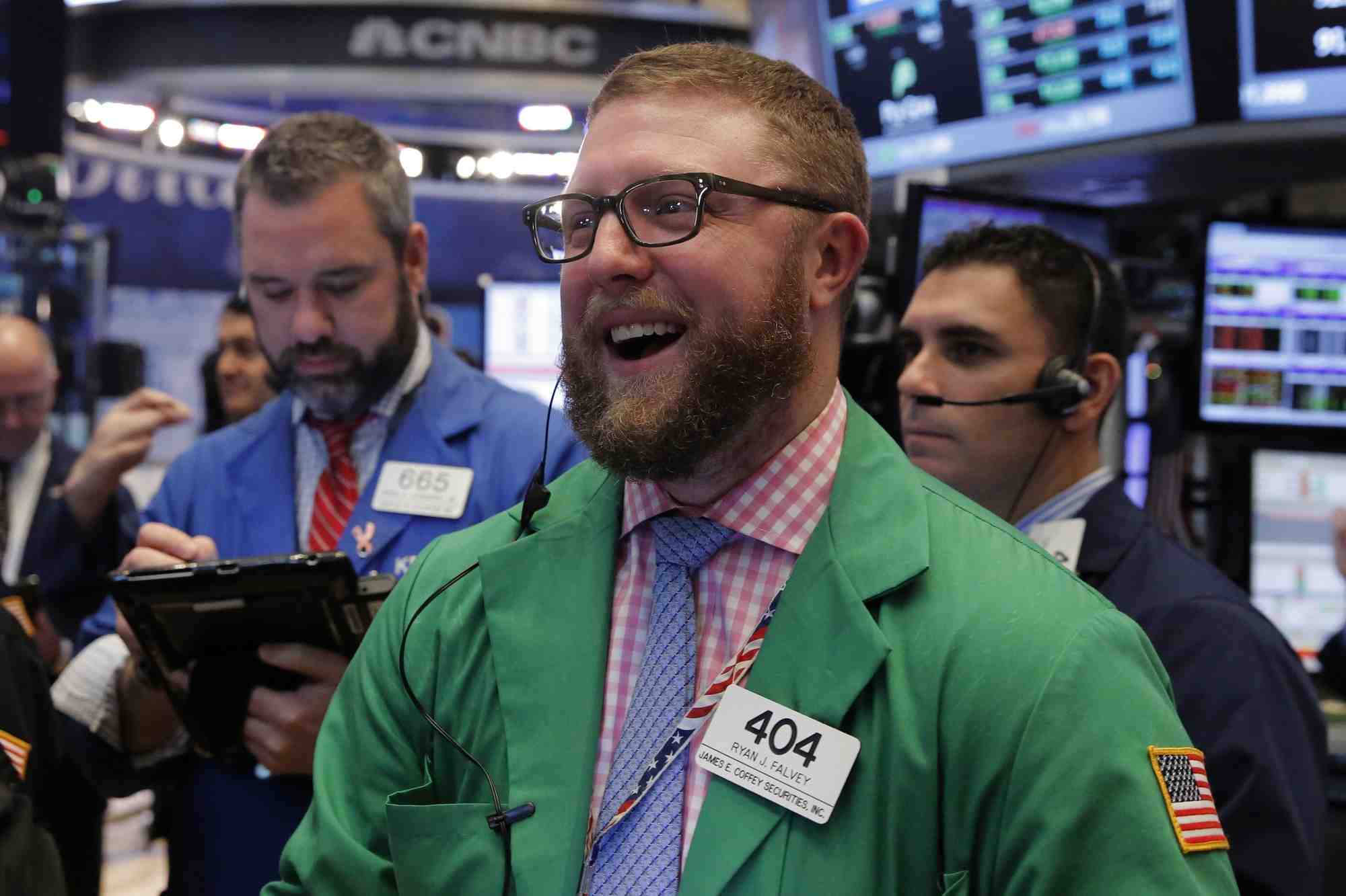 Des traders travaillent a la bourse de wall street