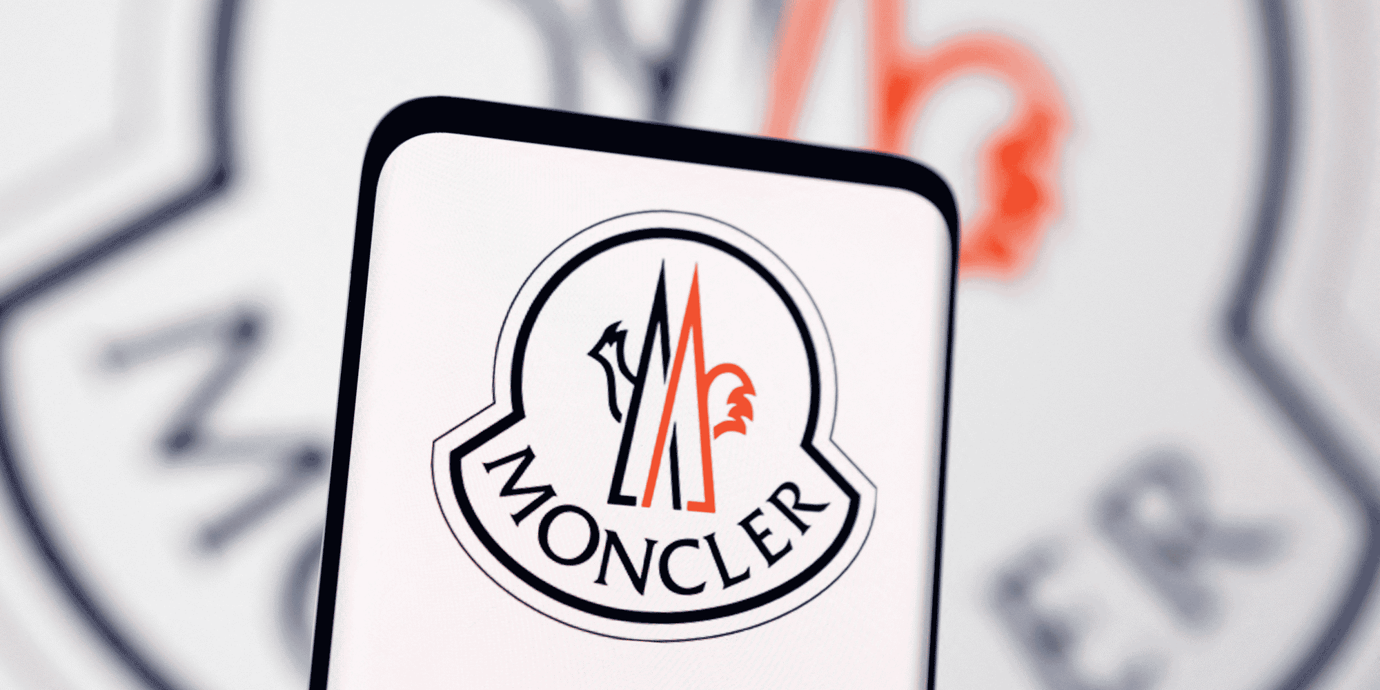 La marque Moncler, ex-petite entreprise française née en 1952 à Monestier-de-Clermont en Isère, a été reprise en 2003 par l'entrepreneur italien Remo Ruffini.