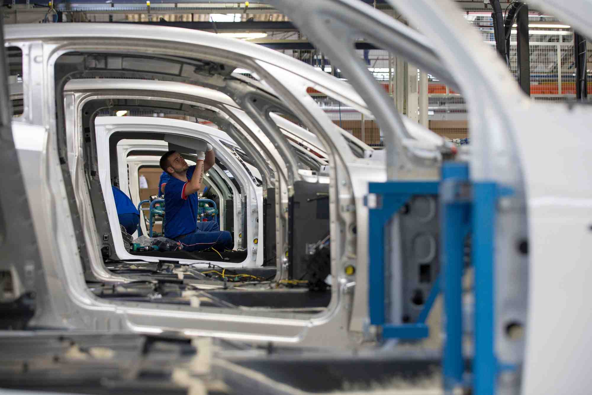 Un employe travaille a l'usine de renault a dieppe