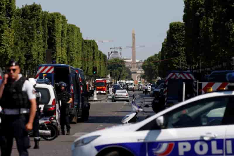 Un vehicule de la gendarmerie percute sur les champs-elysees