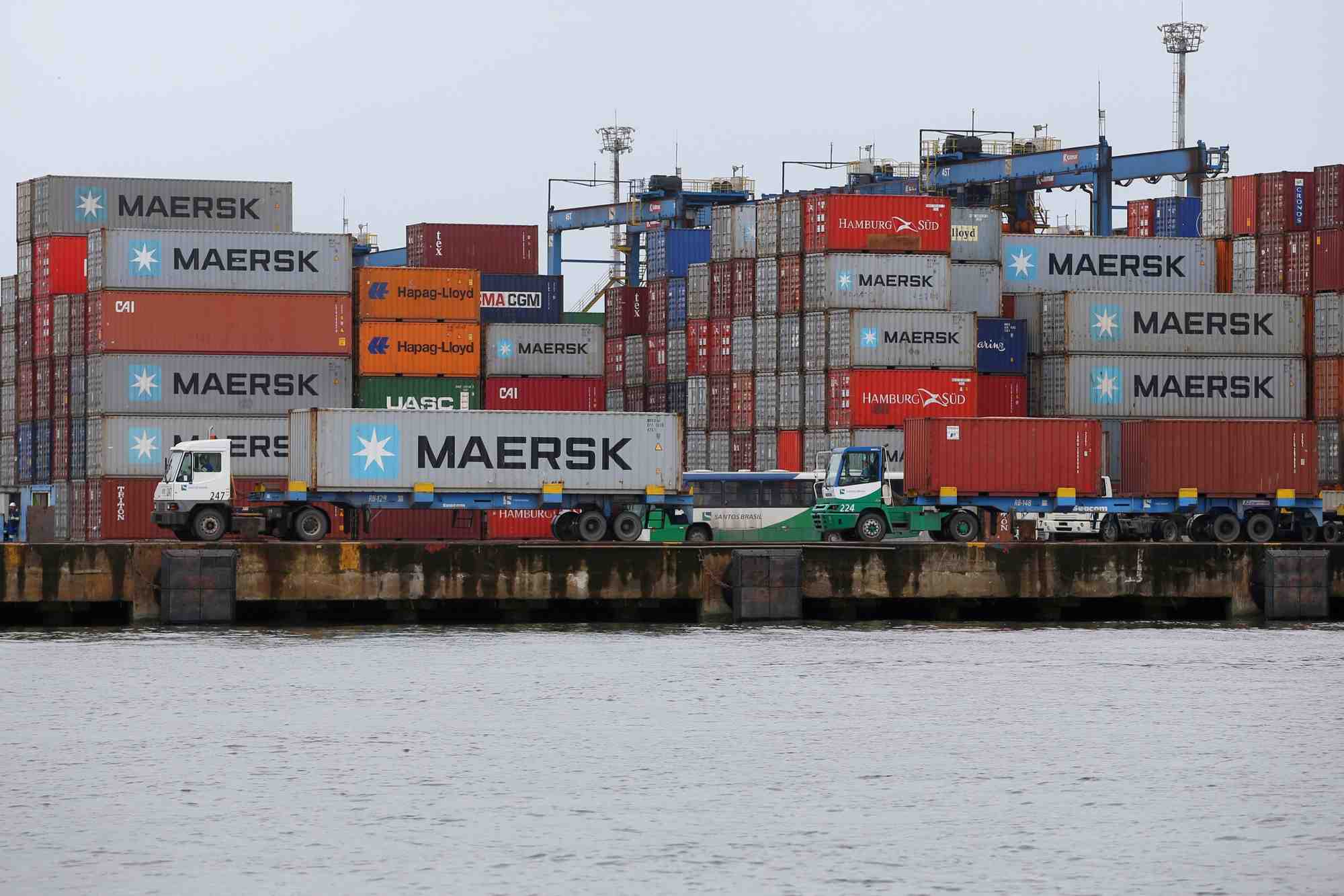 Des conteneurs Maersk dans le port de Santos, au Brésil