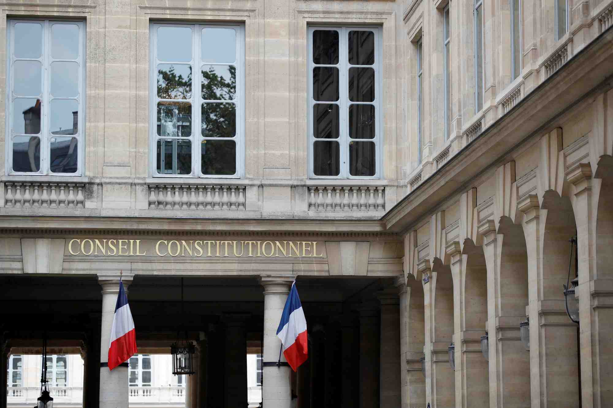 Des drapeaux francais sont accroches devant l'entree du conseil constitutionnel a paris