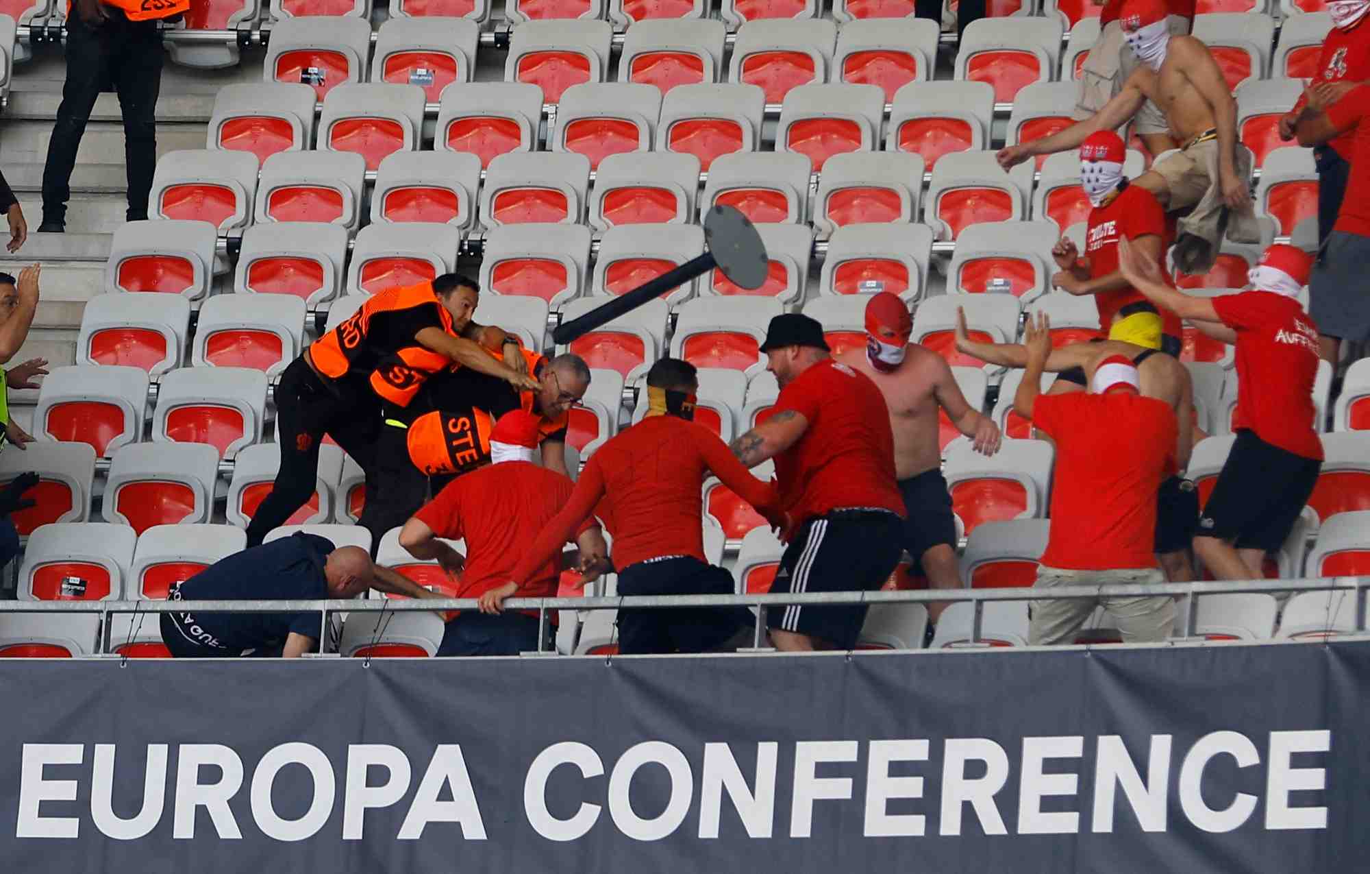 Football: troubles avant le match nice-cologne, le coup d'envoi reporte