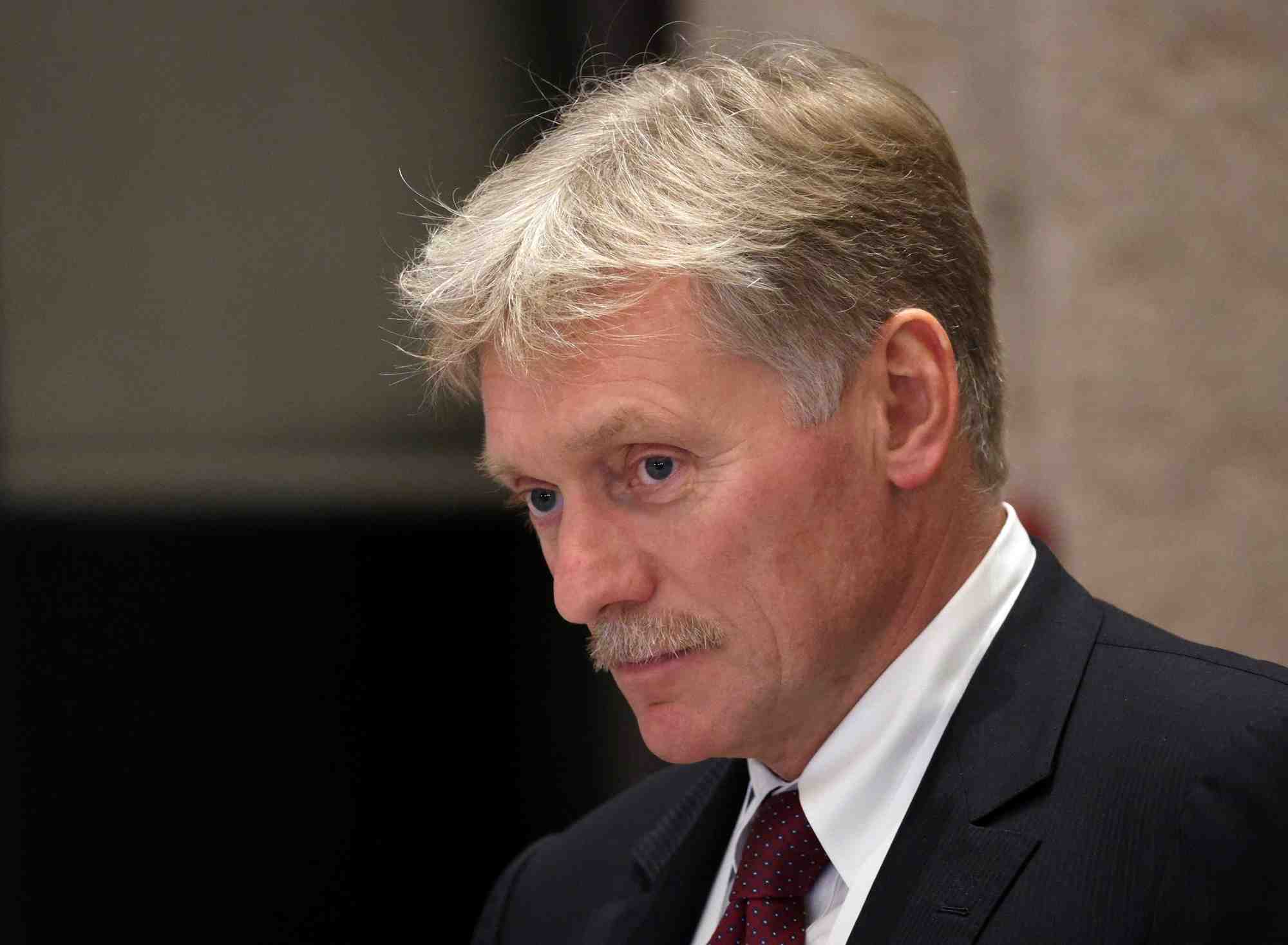 Le porte-parole du kremlin dmitri peskov lors d'une conference de presse a samarcande, en ouzbekistan