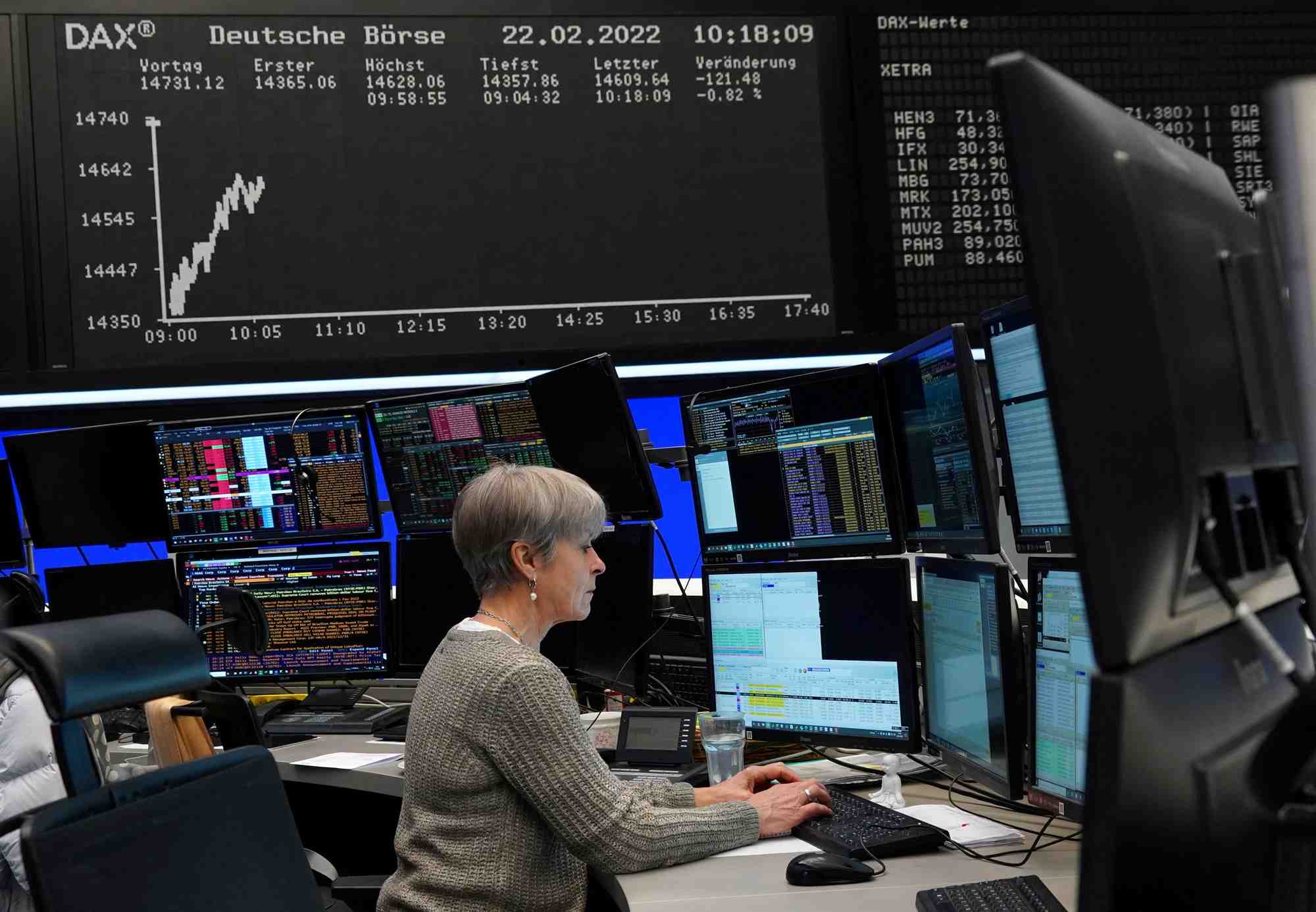 Photo d'archives :  un trader travaille a la bourse de francfort