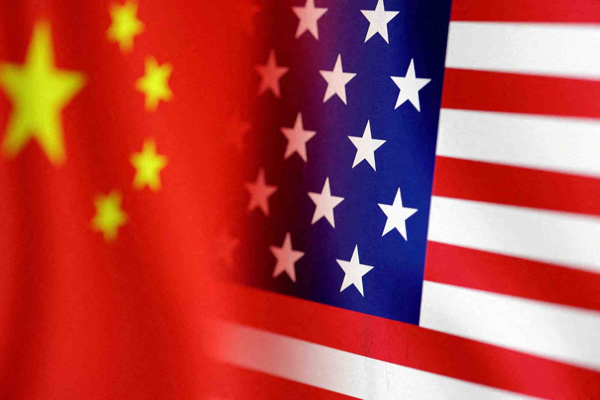 Photo d'illustration des drapeaux americain et chinois