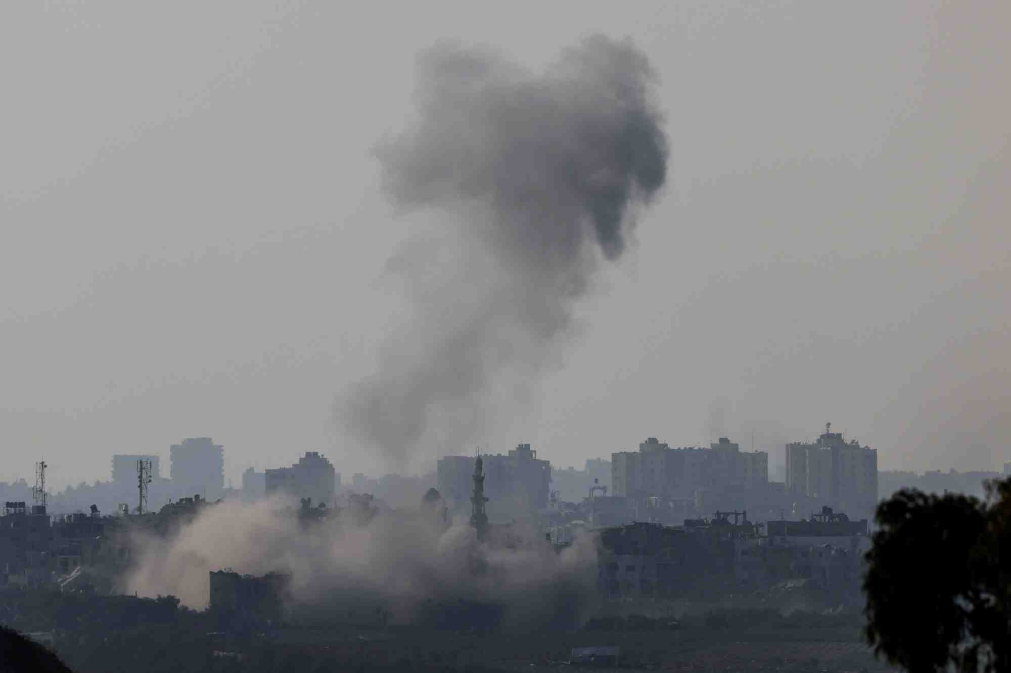 Fumee s'elevant dans la bande de gaza, vue depuis le sud d'israel