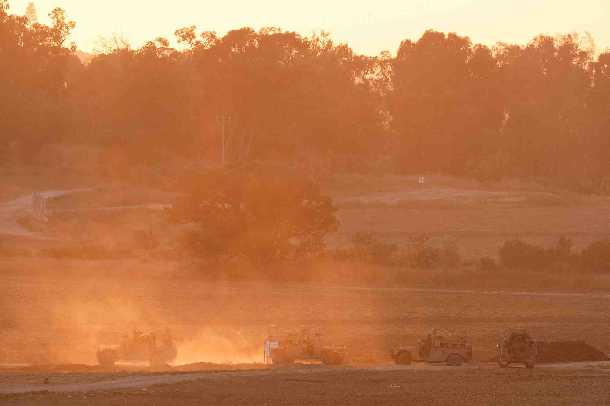 Des vehicules militaires israeliens manoeuvrent pres de la frontiere entre gaza et israel, en israel