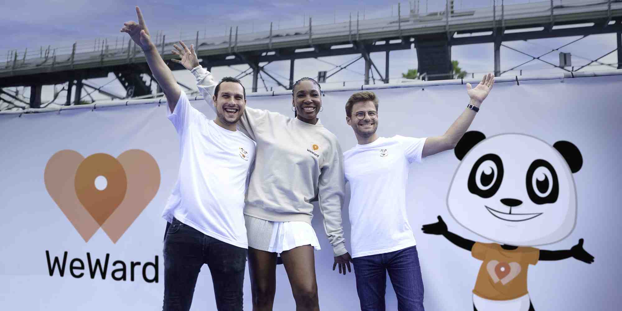 Venus Williams, entourée de deux des cofondateurs de WeWard, Yves Benchimol et Tanguy de La Villegeorges.