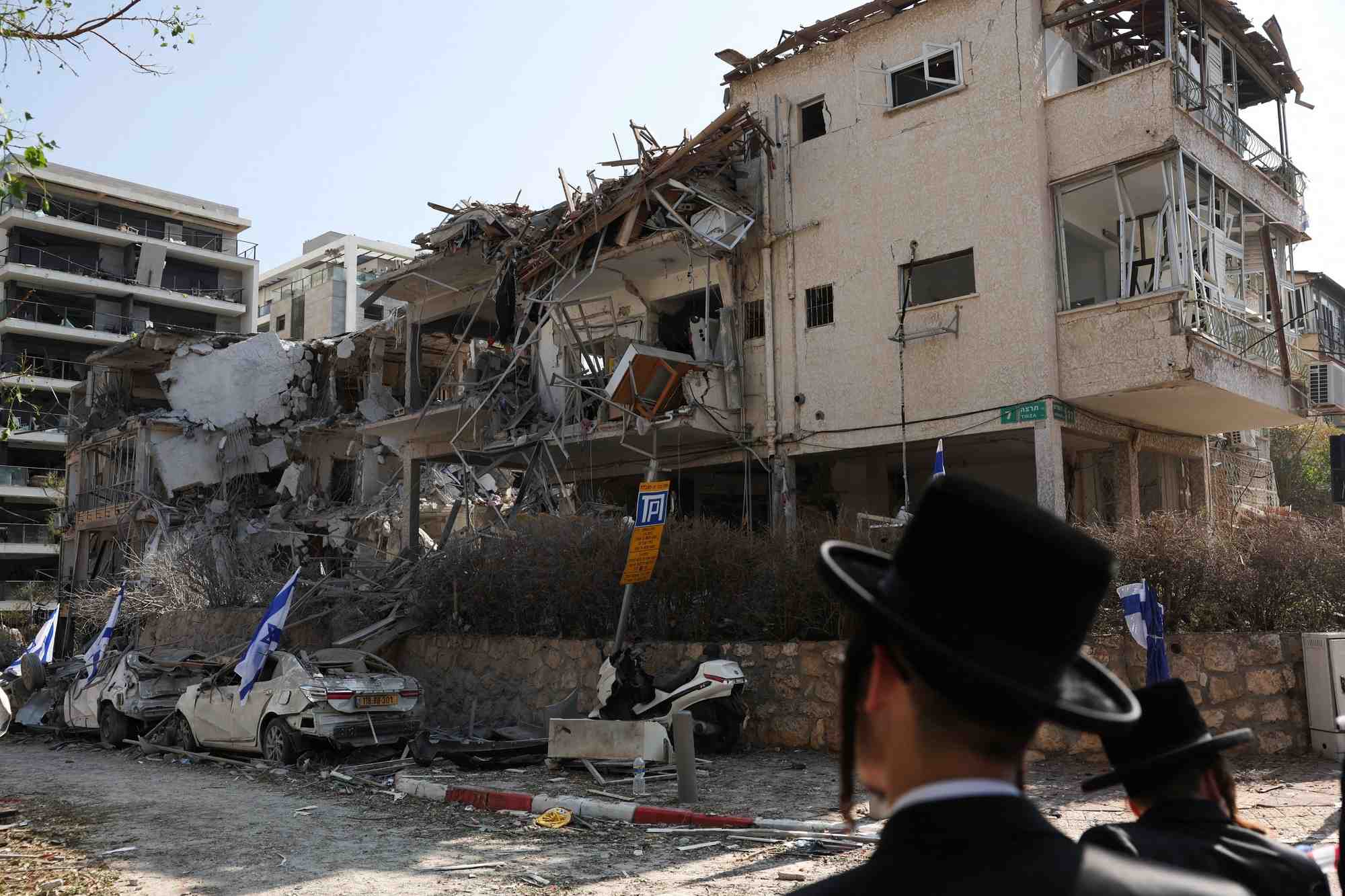 Au total, les autorités israéliennes évoquent 13 morts et plus de 380 blessés sur l'ensemble du territoire depuis vendredi.