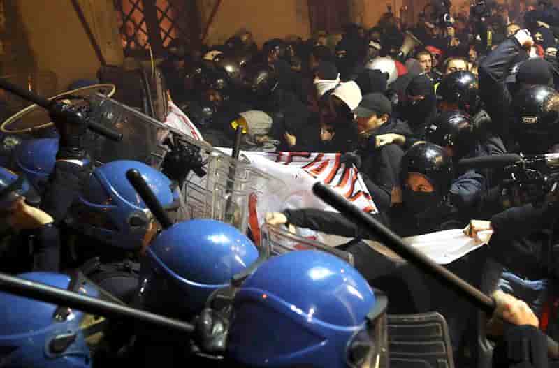 Manifestation anti-tunnel à Rome pendant la visite de Hollande