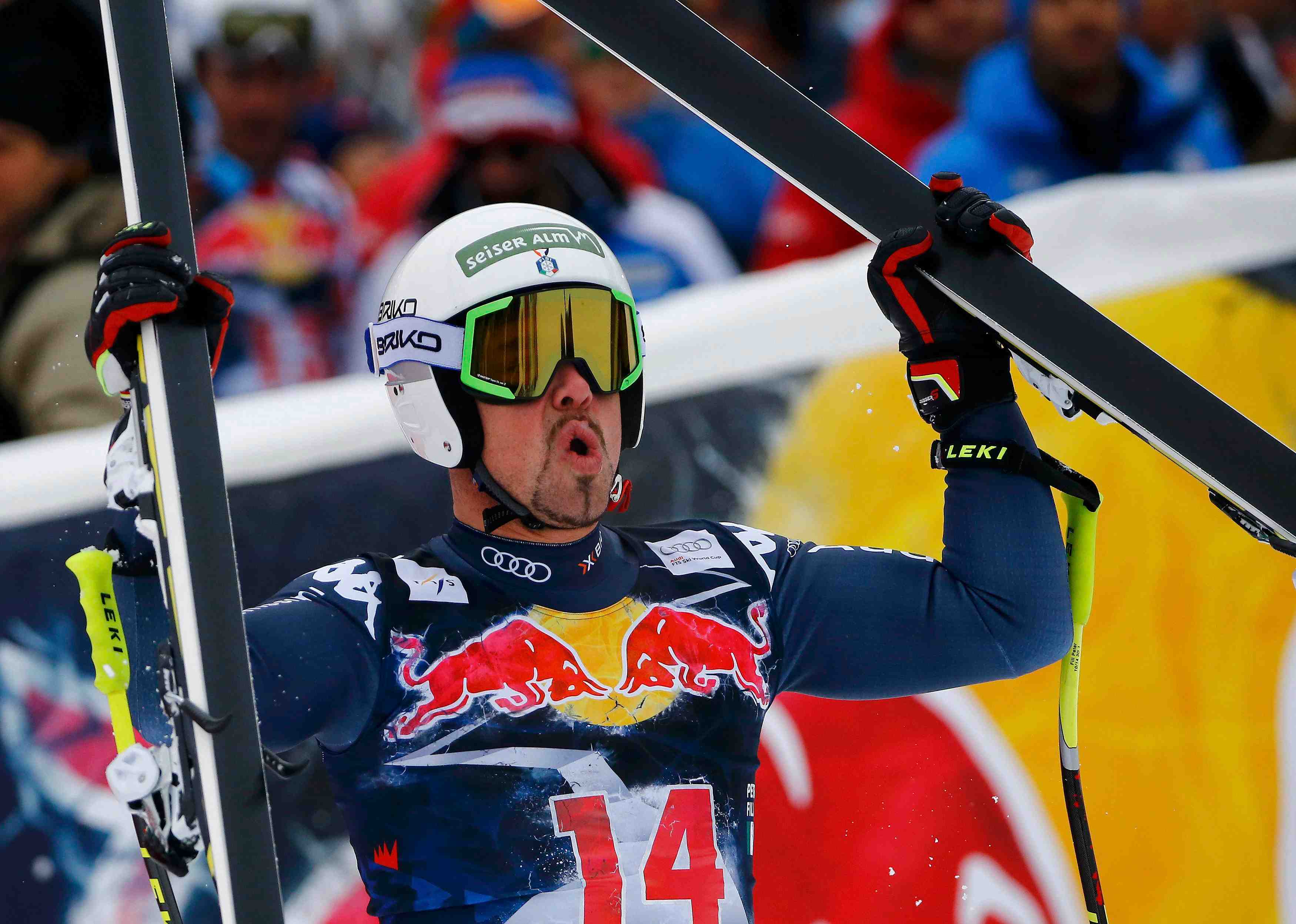 Peter fill sourit, les favoris au tapis