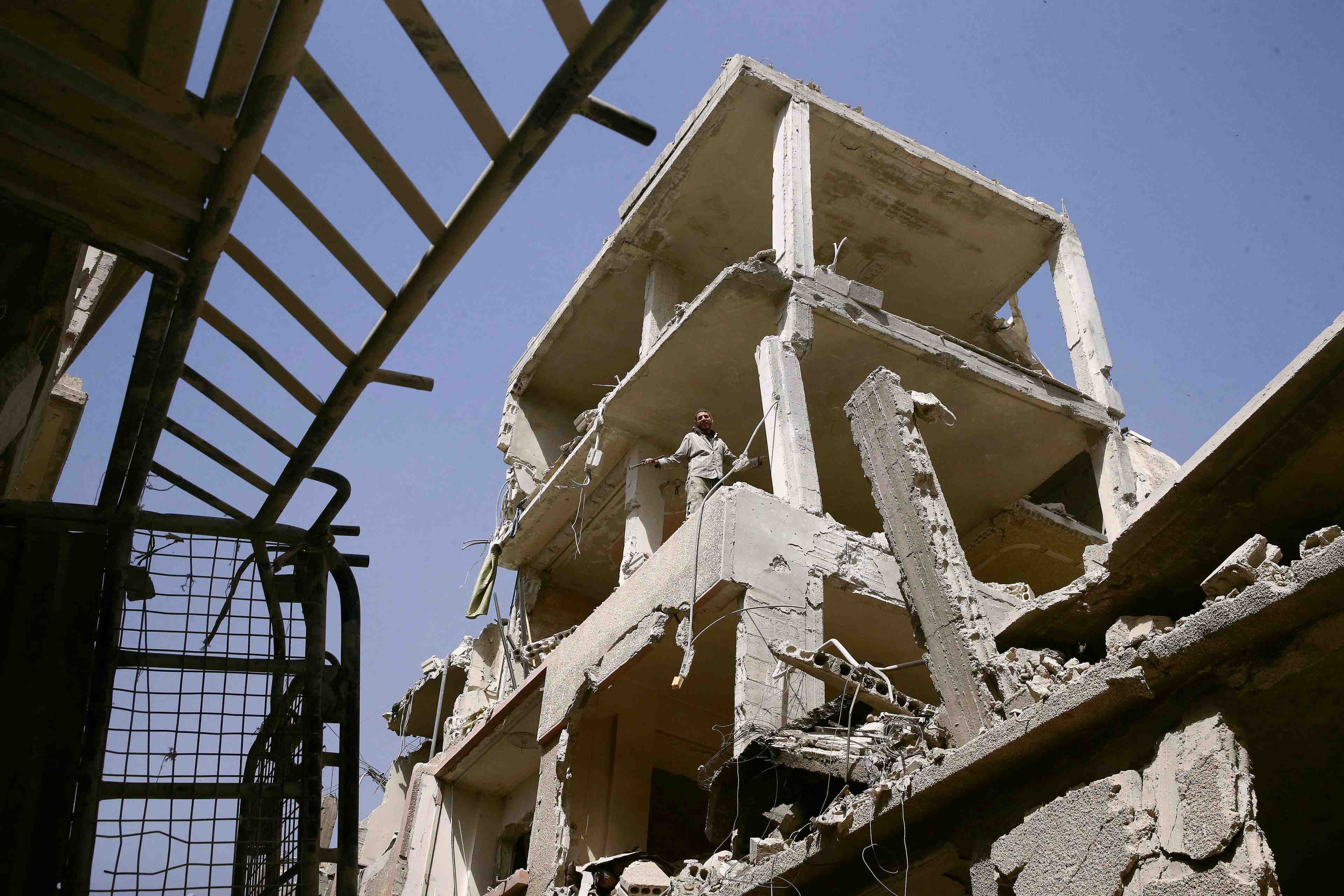 Syrie: des habitants fuient douma, l'evacuation de harasta debute