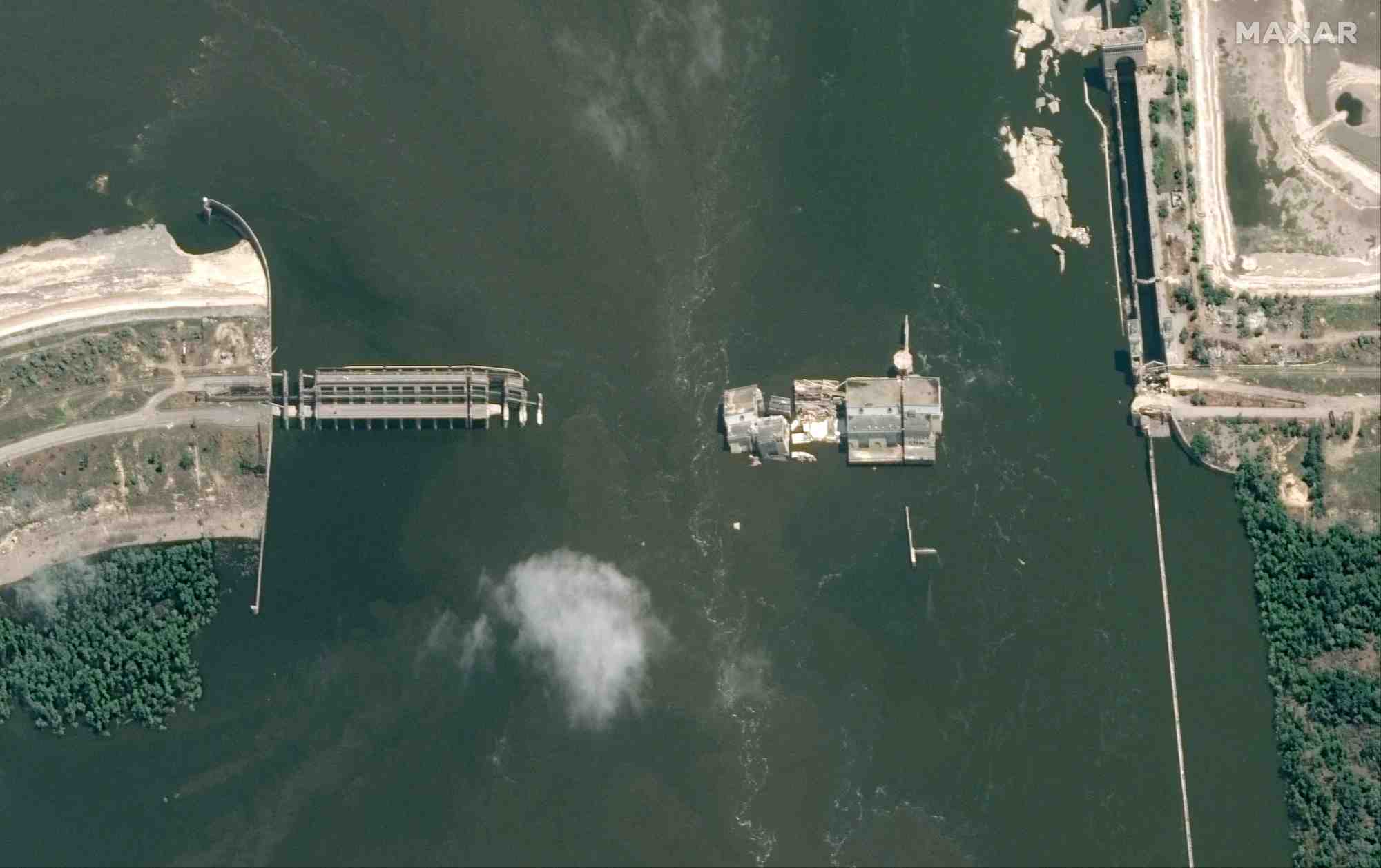 Photo d'archives d'une image satellite qui montre une vue plus rapprochee du barrage de kakhovka apres sa destruction