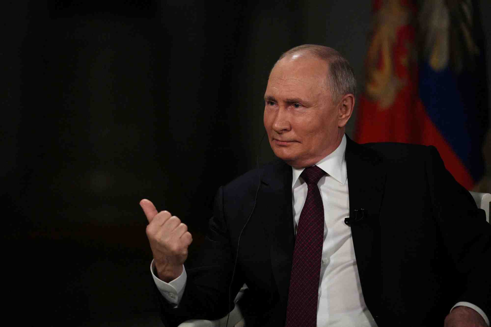 Le president russe vladimir poutine accorde une interview a l'animateur de television americain tucker carlson a moscou
