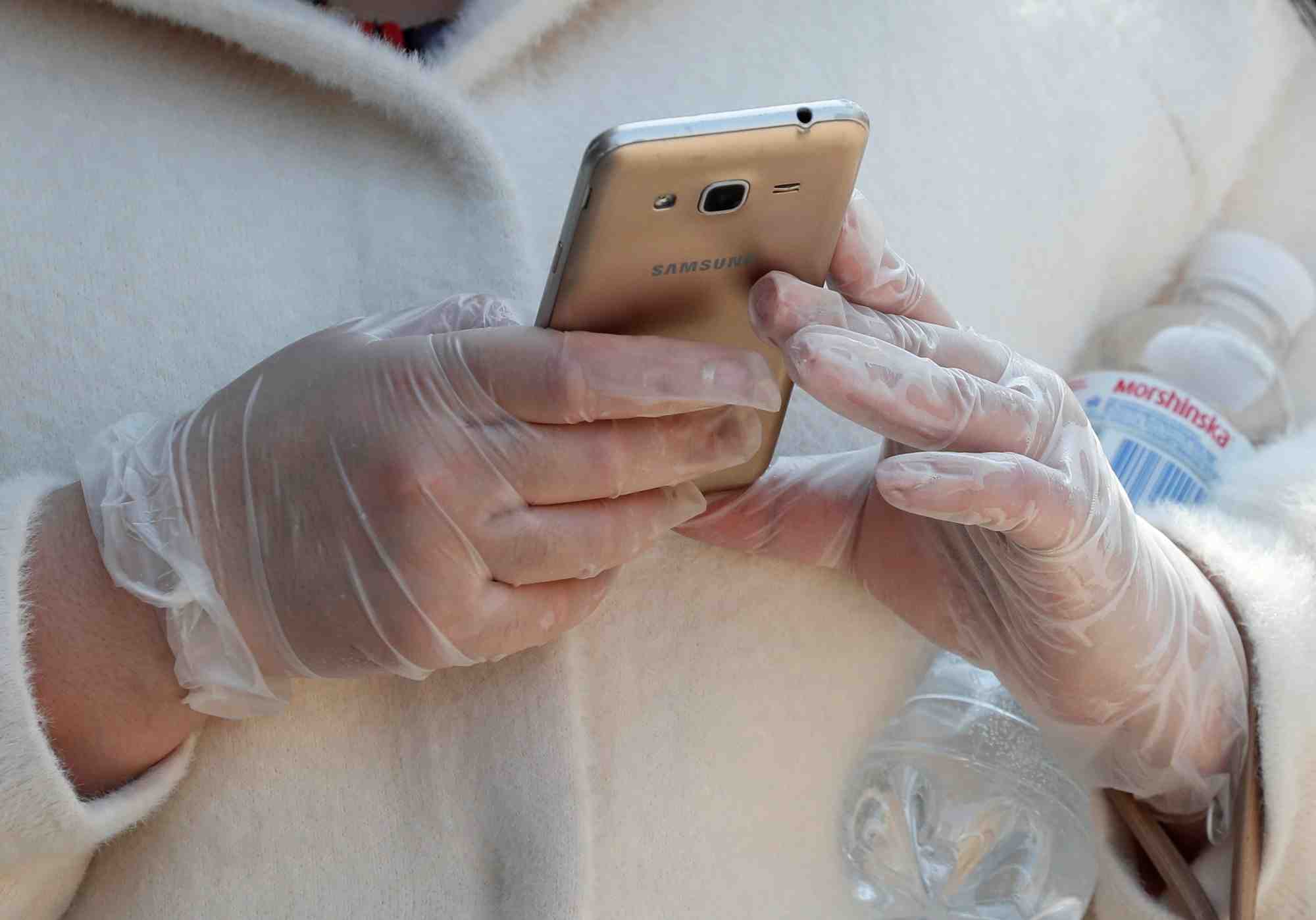 Des smartphones équipés du logiciel iOS d'Apple ou Android de Google pourront ainsi échanger des informations via Bluetooth, afin d'assurer le suivi des contacts humains ("contact tracing") et d'alerter les autres utilisateurs. A partir de mai, les utilisateurs d'appareils iOS et Android seront en mesure de partager des contenus issus d'applications officielles d'autorités de santé publique, téléchargeables depuis les boutiques en ligne des deux groupes.
